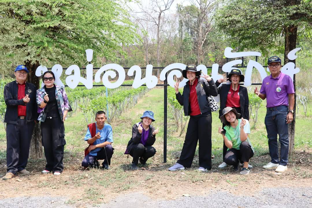 นายพิษณุ สำรี ผู้อำนวยการศูนย์ส่งเสริมและพัฒนาอาชีพเสริมนอกภาคการเกษตร เข้าเยี่ยมชมศูนย์หม่อนไหมเฉลิมพระเกียรติสมเด็จพระนางเจ้าสิริกิติ์ พระบรมราชินีนาถ สระบุรี