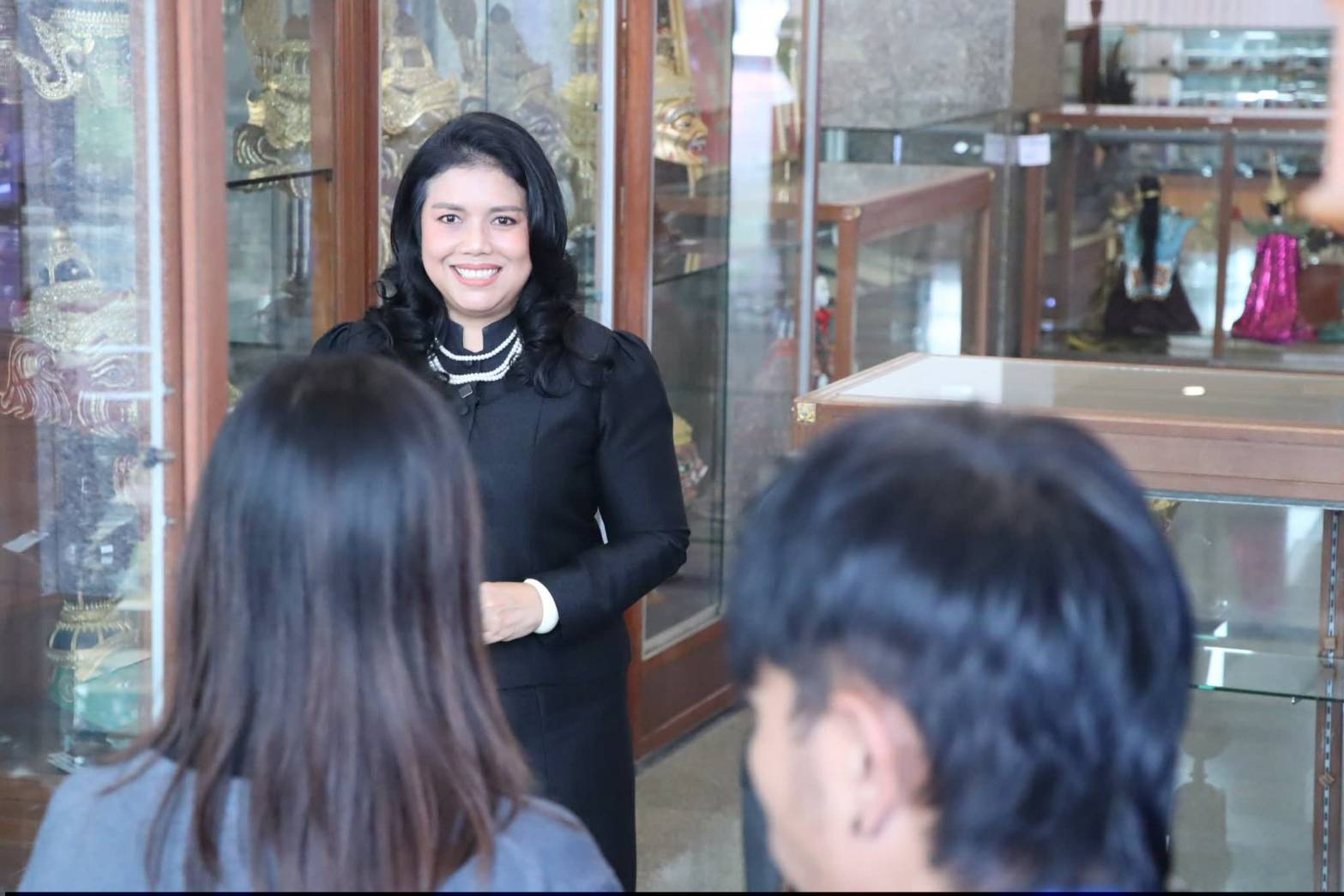 ผอ.ศพส. บันทึกเทปให้สัมภาษณ์ พระราชกรณียกิจอันทรงคุณูปการของสมเด็จพระนางเจ้าสิริกิติ์ พระบรมราชินีนาถ พระบรมราชชนนีพันปีหลวง ณ ศูนย์ส่งเสริมและพัฒนาอาชีพเสริมนอกภาคการเกษตร (ศูนย์ศิลปาชีพบางไทรฯ (เดิม))