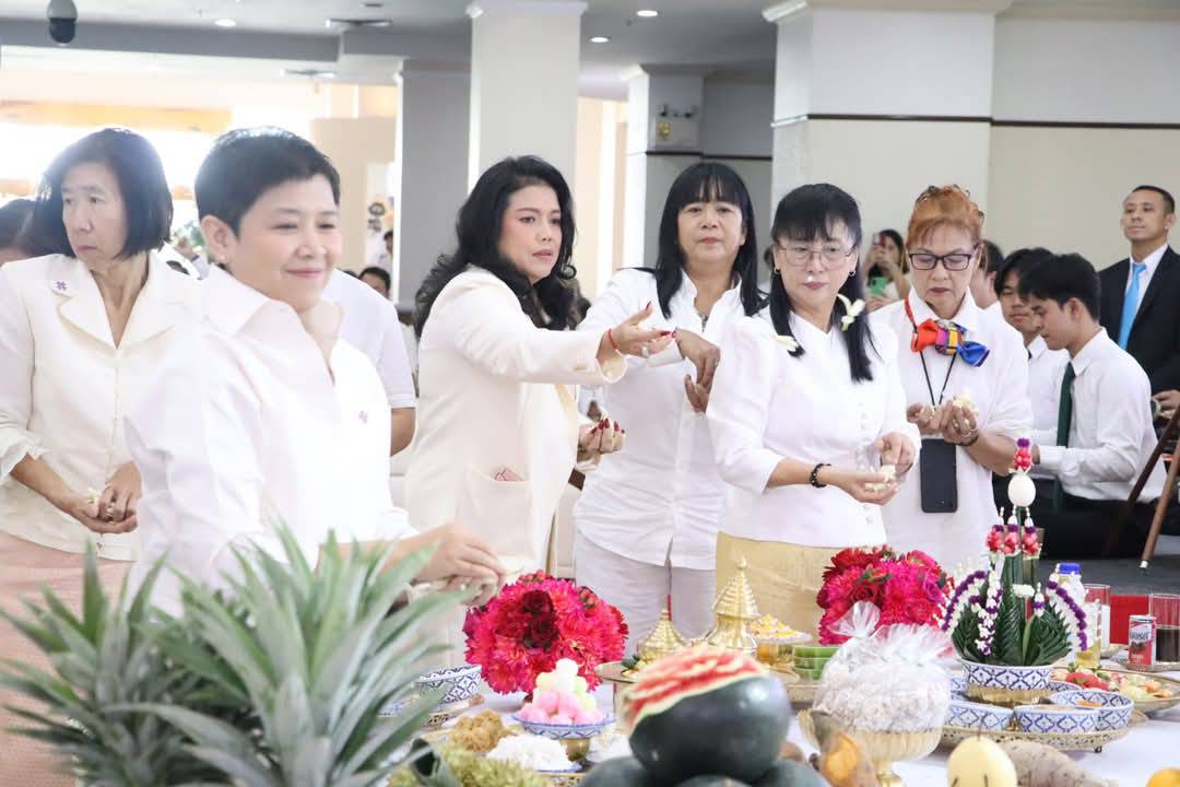 นางสาวสิริมา แจ้งกระจ่าง ผู้อำนวยการศูนย์ส่งเสริมและพัฒนาอาชีพเสริมนอกภาคการเกษตร เข้าร่วมพิธีไหว้ครูช่างตามแบบแผนโบราณ ณ ศาลาพระมิ่งมงคล ชั้น 1 สถาบันส่งเสริมศิลปหัตถกรรมไทย (องค์การมหาชน) อำเภอบางไทร จังหวัดพระนครศรีอยุธยา