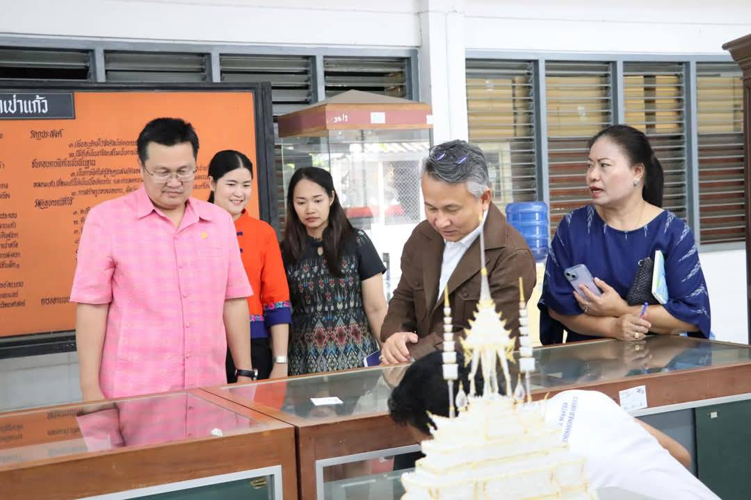 ผศ.ดร.อนุชา ทีรคานนท์ ผู้อำนวยการสถาบันส่งเสริมศิลปหัตถกรรมไทย เข้าเยี่ยมชมผลงานศิลปหัตถกรรมไทยในแผนกฝึกอบรมทั้ง 12 แผนก ณ ศูนย์ส่งเสริมและพัฒนาอาชีพเสริมนอกภาคการเกษตร (ศูนย์ศิลปาชีพบางไทรฯ (เดิม)) อำเภอบางไทร จังหวัดพระนครศรีอยุธยา