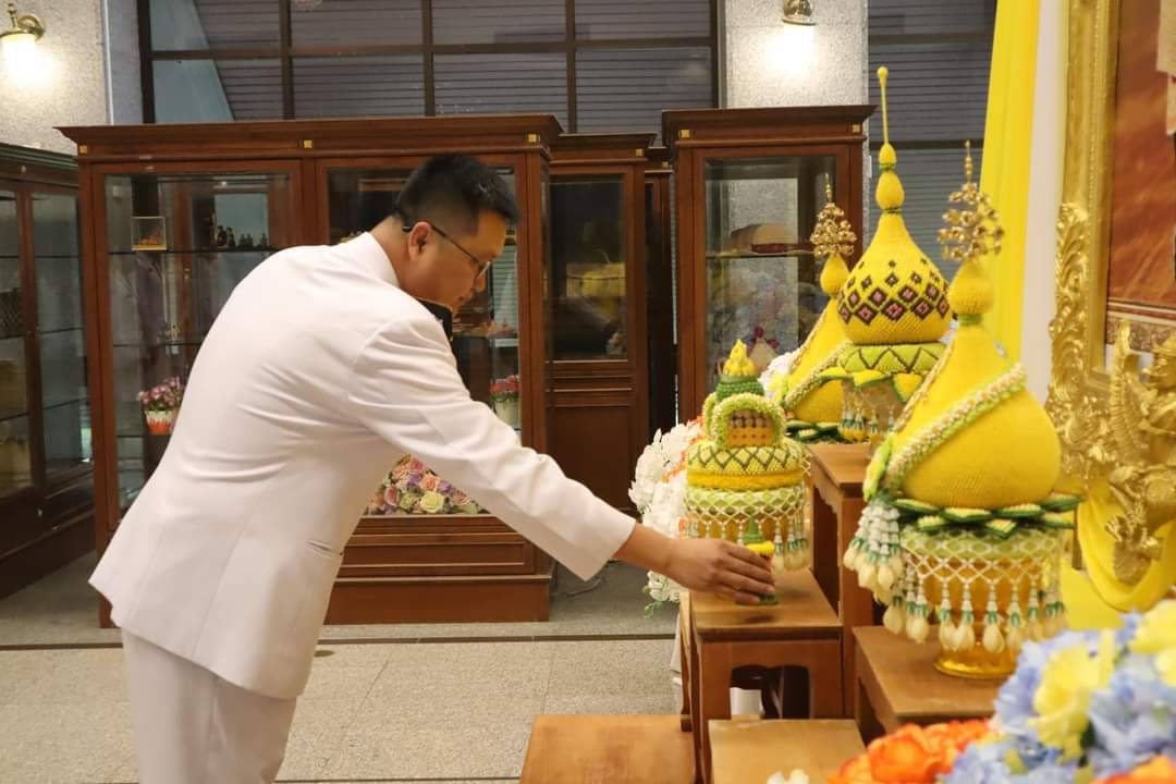 นายพิษณุ สำรี ผู้อำนวยการศูนย์ส่งเสริมและพัฒนาอาชีพเสริมนอกภาคการเกษตร นำคณะข้าราชการ และบุคลากร ถวายแจกันดอกไม้และลงนามถวายพระพรเนื่องในโอกาสพระราชพิธีมหามงคลเฉลิมพระชนมพรรษา 6 รอบ 28 กรกฎาคม 2567