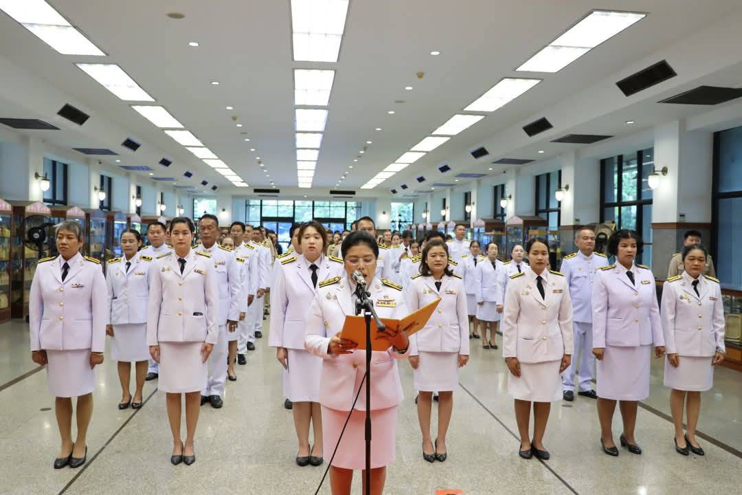 ศพส. จัดพิธีถวายสัตย์ปฏิญาณเพื่อเป็นข้าราชการที่ดีและพลังของแผ่นดิน เนื่องในโอกาสมหามงคลเฉลิมพระชนมพรรษา 73 พรรษา พระบาทสมเด็จพระปรเมนทรรามาธิบดีศรีสินทร มหาวชิราลงกรณ พระวชิรเกล้าเจ้าอยู่หัว 28 กรกฎาคม 2568  ณ ศาลาพระมิ่งขวัญ ชั้น 1 ศูนย์ส่งเสริมและพัฒนาอาชีพเสริมนอกภาคการเกษตร (ศูนย์ศิลปาชีพบางไทรฯ (เดิม)) 