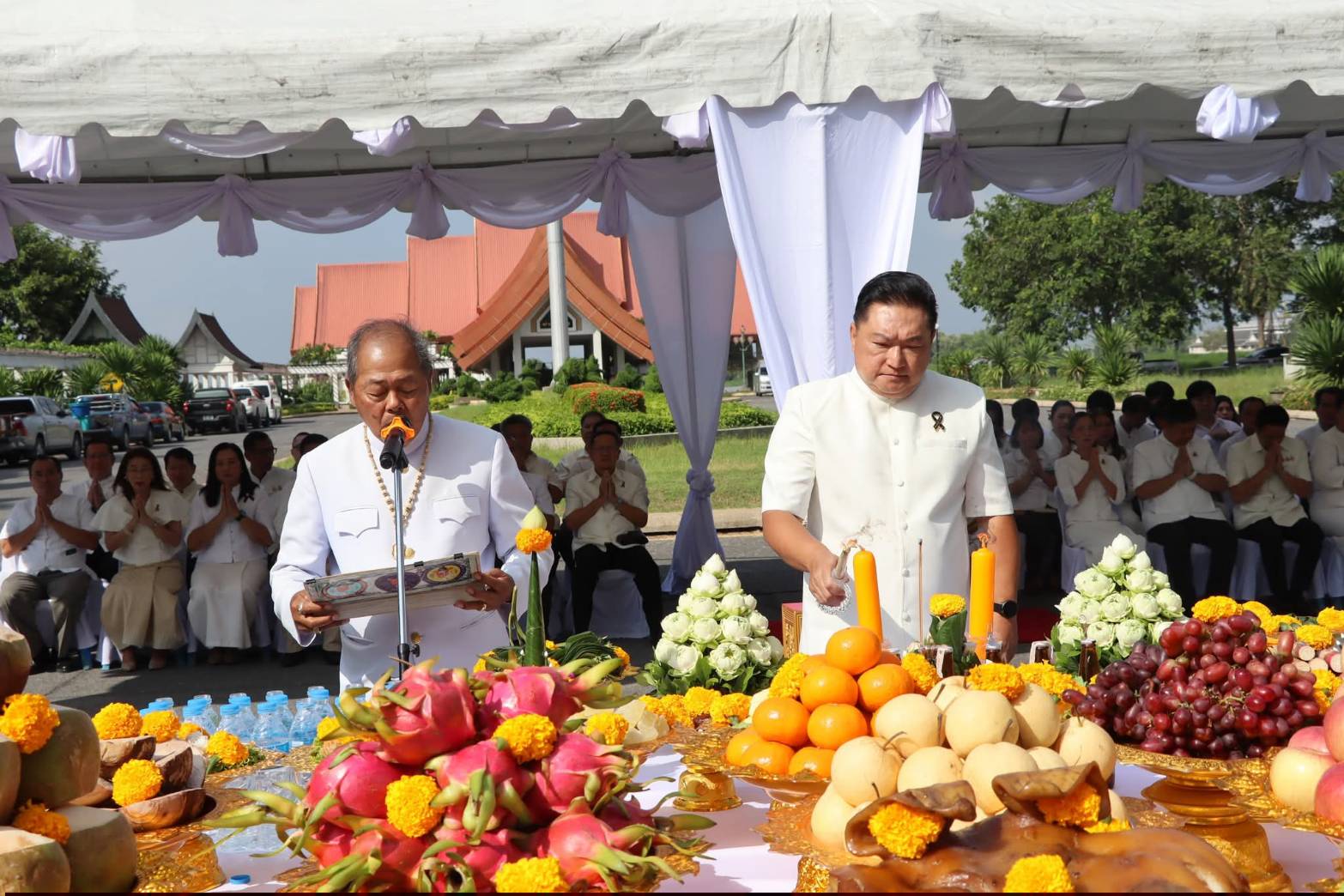 ศพส. ร่วมพิธีบวงสรวงซุ้มถวายดอกไม้จันทน์ จังหวัดพระนครศรีอยุธยา น้อมรำลึกในพระมหากรุณาธิคุณ สมเด็จพระบรมราชชนนีพันปีหลวง ณ บริเวณด้านหน้าอาคารศาลาพระมิ่งขวัญ ศูนย์ส่งเสริมและพัฒนาอาชีพเสริมนอกภาคการเกษตร (ศูนย์ศิลปาชีพ บางไทรฯ (เดิม))