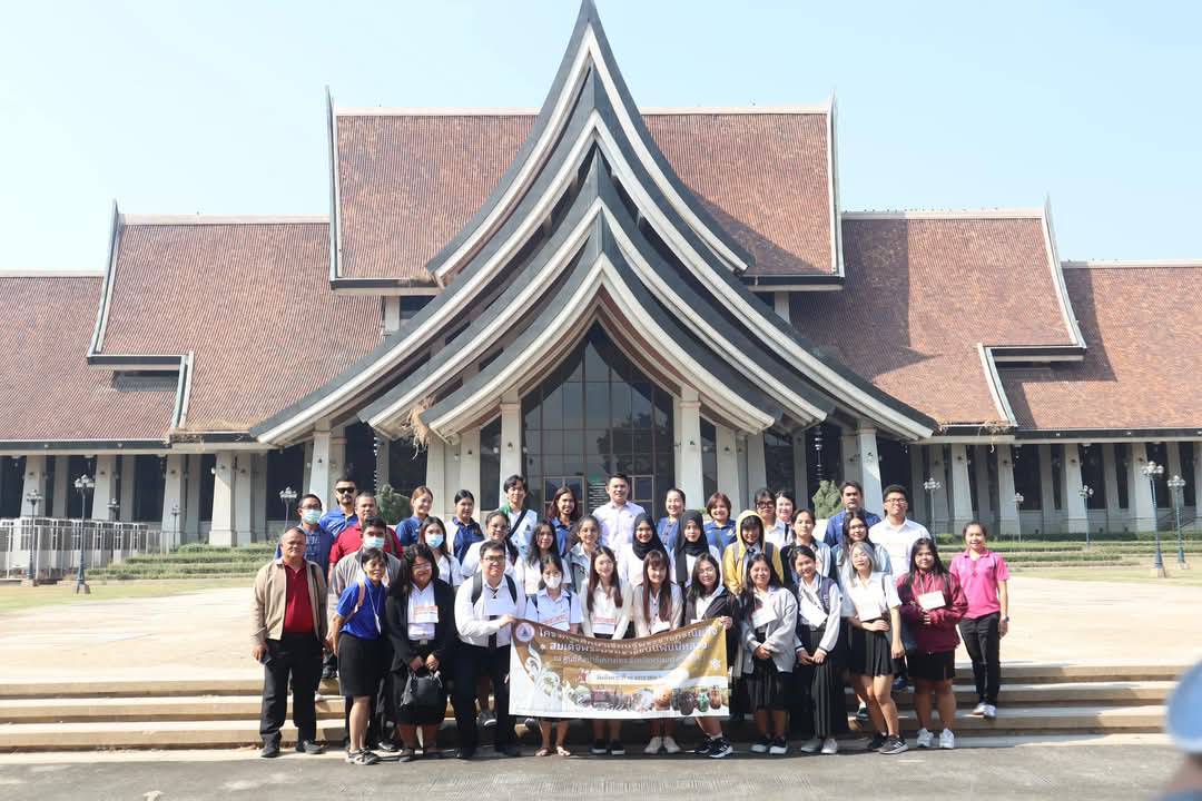 คณะครูและนักศึกษา มหาวิทยาลัยรามคำแหง จังหวัดกรุงเทพมหานคร เข้าศึกษาดูงานภายในแผนกฝึกอบรมทั้ง 12 แผนกและเยี่ยมชมสถานที่ของ ศพส.