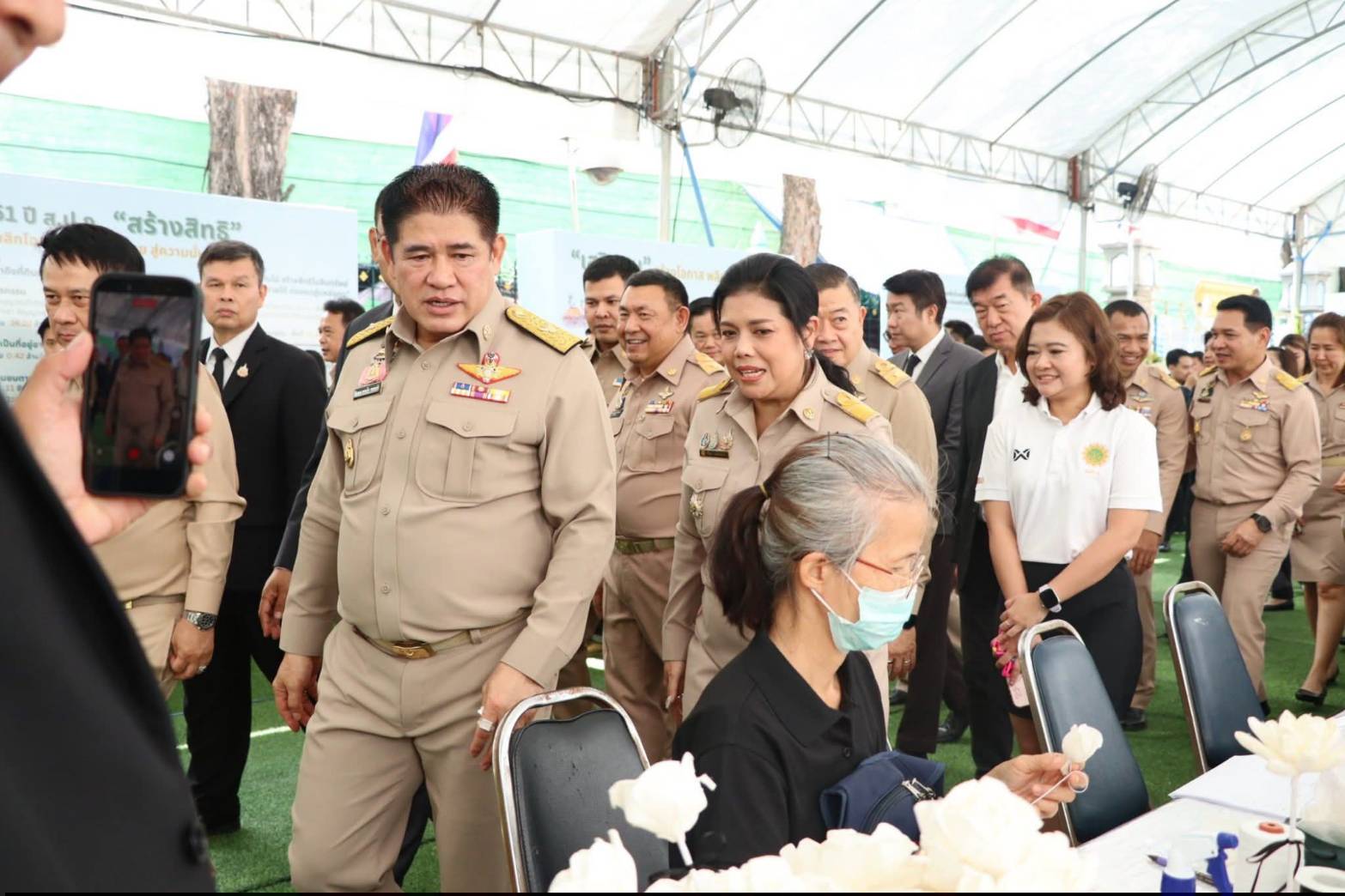 รัฐมนตรีว่าการกระทรวงเกษตรและสหกรณ์ พร้อมด้วยคณะผู้บริหาร ส.ป.ก. เข้าเยี่ยมชมโซนกิจกรรมฝึกอาชีพ Workshop งานศิลปหัตถกรรม (ศพส.) กิจกรรมจัดขึ้นภายใต้งาน วันคล้ายวันสถาปนาครบรอบ 51 ปี ส.ป.ก. ณ สำนักงานการปฏิรูปที่ดินเพื่อเกษตรกรรม