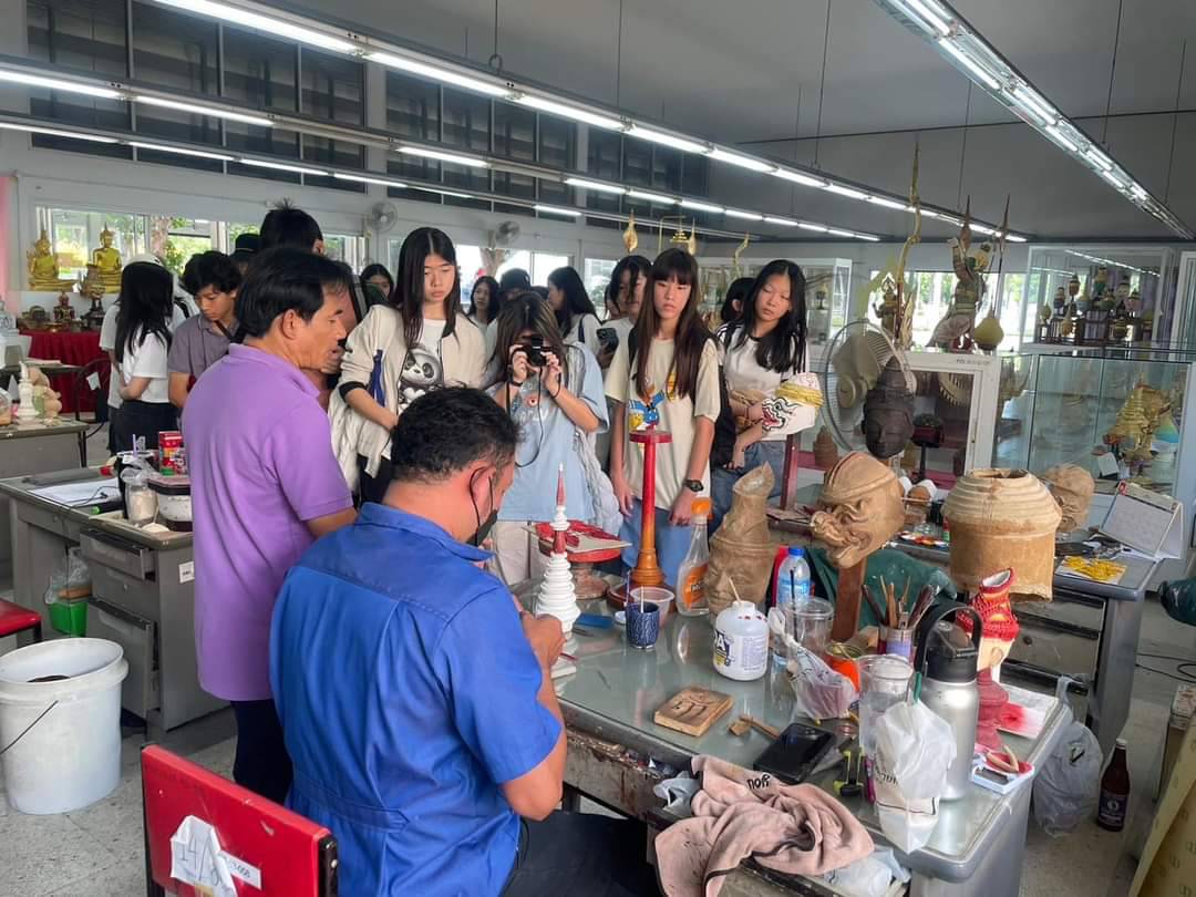 คณะครูและนักเรียน โรงเรียนนานาชาติเบซิส กรุงเทพฯ เข้าศึกษาดูงานภายในแผนกฝึกอบรมฯ และเยี่ยมชมสถานที่ของ ศูนย์ส่งเสริมและพัฒนาอาชีพเสริมนอกภาคการเกษตร. 