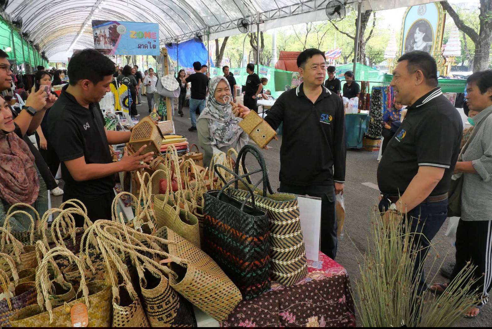 เลขาธิการ ส.ป.ก. เยี่ยมทักทายเกษตรกรและซื้อสินค้าในบรรยากาศวันสุดท้ายของการออกร้านขายสินค้า จากเขตปฏิรูปที่ดิน ส่งท้ายงานครบรอบ 51 ปี ส.ป.ก. ณ สำนักงานการปฏิรูปที่ดินเพื่อเกษตรกรรม