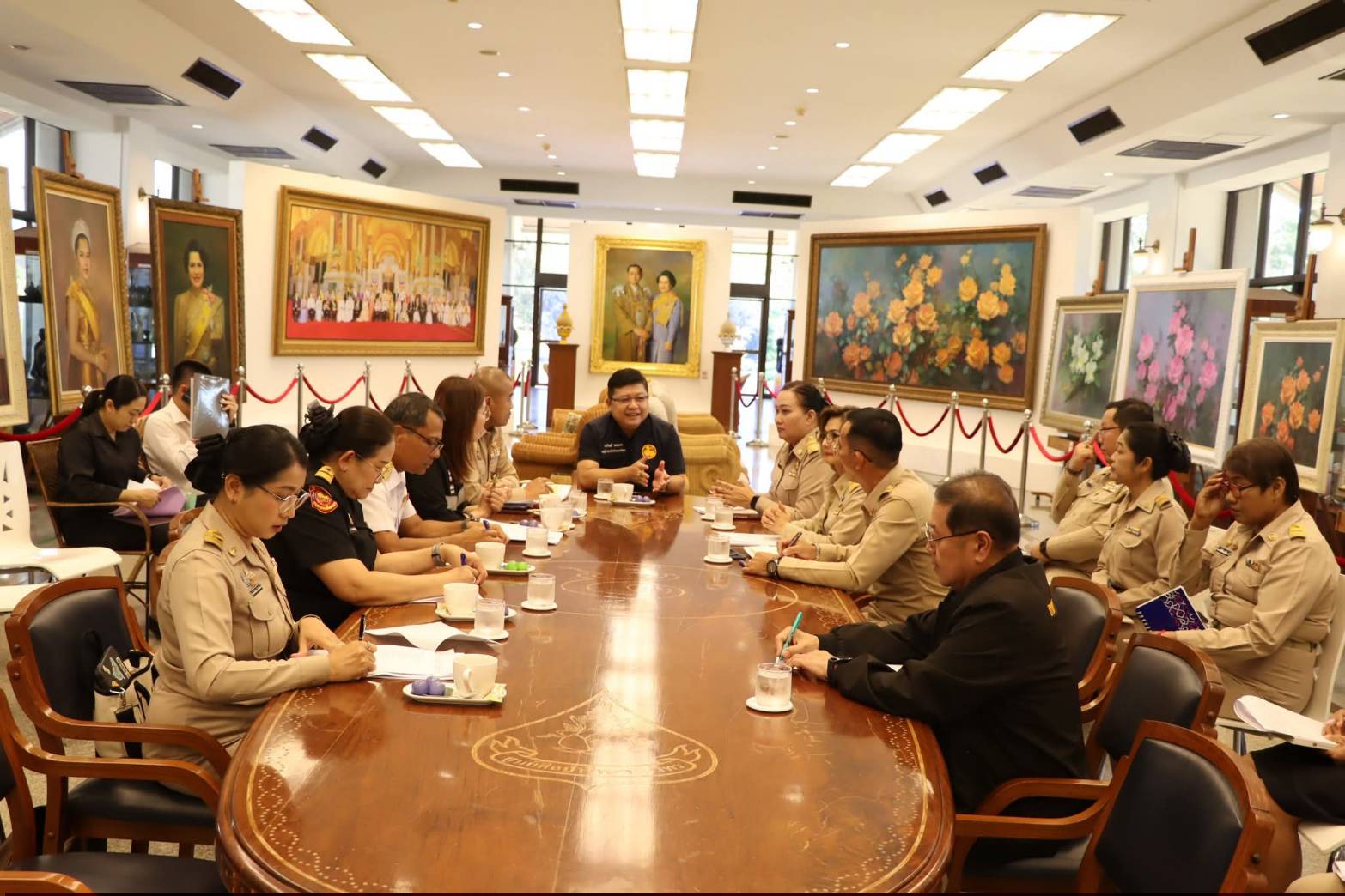ศพส. ประชุมเตรียมความพร้อมจัดนิทรรศการ งานพระราชพิธีถวายพระเพลิงพระบรมศพ สมเด็จพระนางเจ้าสิริกิติ์ พระบรมราชินีนาถ พระบรมราชชนนีพันปีหลวง ณ ศูนย์ส่งเสริมและพัฒนาอาชีพเสริมนอกภาคการเกษตร (ศูนย์ศิลปาชีพ บางไทรฯ (เดิม)) 