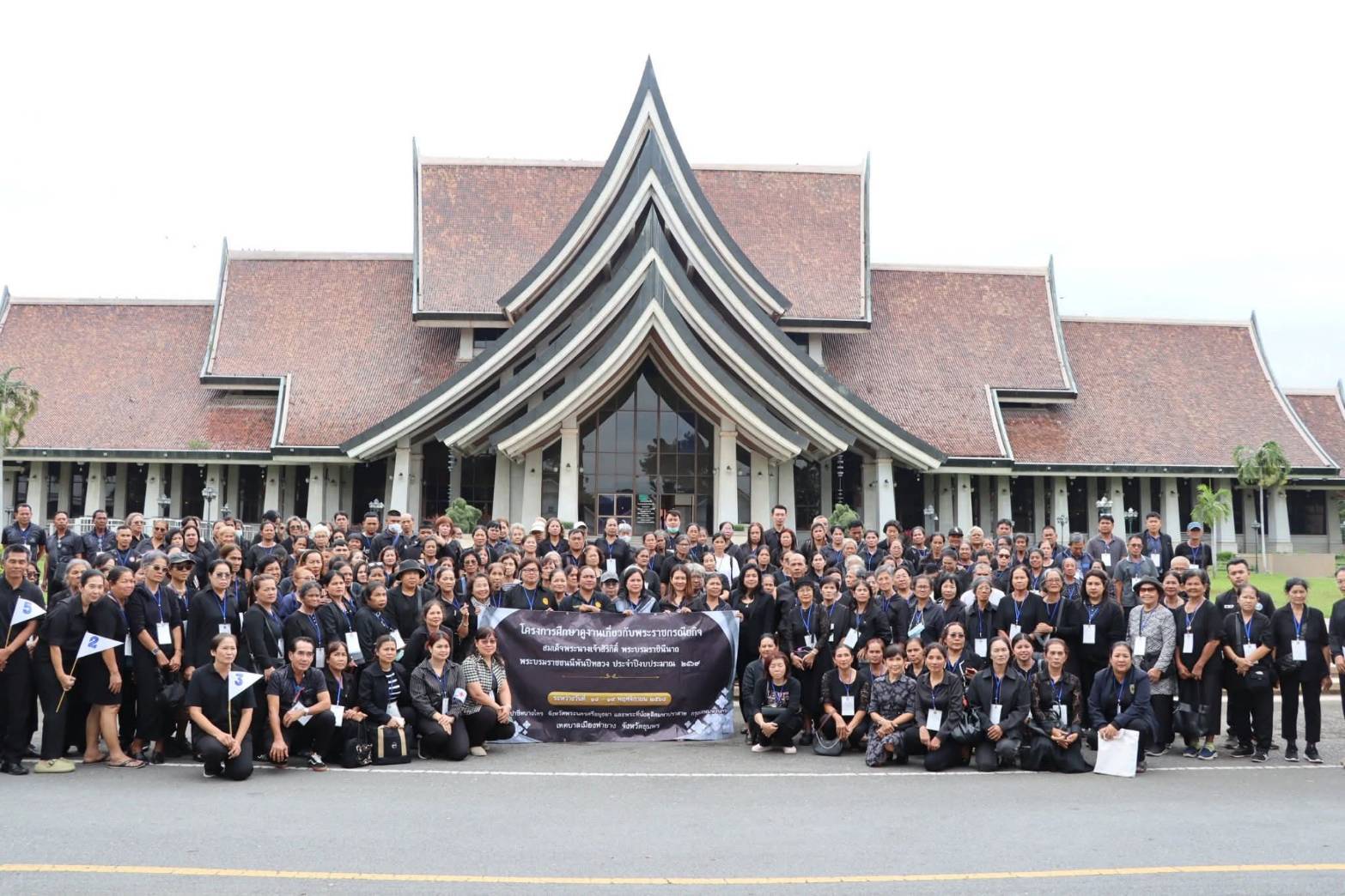 นางสาวสิริมา แจ้งกระจ่าง ผู้อำนวยการศูนย์ส่งเสริมและพัฒนาอาชีพเสริมนอกภาคการเกษตร ได้ให้การต้อนรับ คณะผู้ศึกษาดูงานจากเทศบาลเมืองท่ายาง จังหวัดชุมพร 