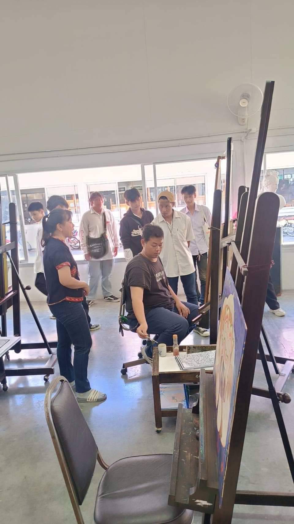 คณะครูผู้ดูแลและนักศึกษา ศูนย์ส่งเสริมการเรียนรู้ระดับอำเภอสามชุก จังหวัดสุพรรณบุรี เข้าศึกษาดูงานภายในแผนกฝึกอบรมทั้ง 12 แผนกและเยี่ยมชมสถานที่ของ ศพส. 
