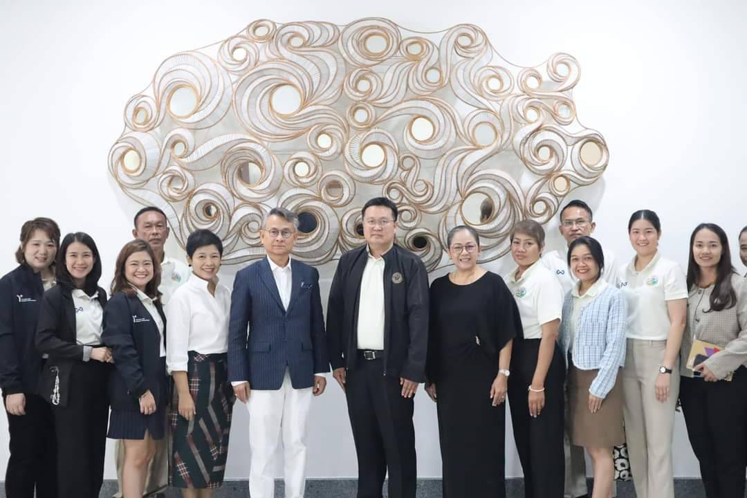 นายพิษณุ สำรี ผู้อำนวยการศูนย์ส่งเสริมและพัฒนาอาชีพเสริมนอกภาคการเกษตร และเจ้าหน้าที่ ศพส. ร่วมแสดงความยินดีแด่ ผศ.ดร.อนุชา ทีรคานนท์ เนื่องในโอกาสได้รับการแต่งตั้งให้ดำรงตำแหน่ง ผู้อำนวยการสถาบันส่งเสริมศิลปหัตถกรรมไทย ณ สถาบันส่งเสริมศิลปหัตถกรรมไทย อำเภอบางไทร จังหวัดพระนครศรีอยุธยา