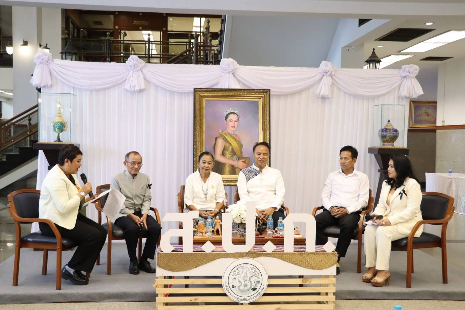 ส.ป.ก. โดย ศพส. จัดงานเสวนาเพื่อน้อมรําลึกในพระมหากรุณาธิคุณของ สมเด็จพระนางเจ้าสิริกิติ์ พระบรมราชินีนาถ พระบรมราชชนนีพันปีหลวง ในหัวข้อ “ใต้ร่มพระบารมี ศิลปาชีพบางไทร”  ณ ศาลาพระมิ่งขวัญ ชั้น 1 ศูนย์ส่งเสริมและพัฒนาอาชีพเสริมนอกภาคการเกษตร (ศูนย์ศิลปาชีพ บางไทรฯ (เดิม))