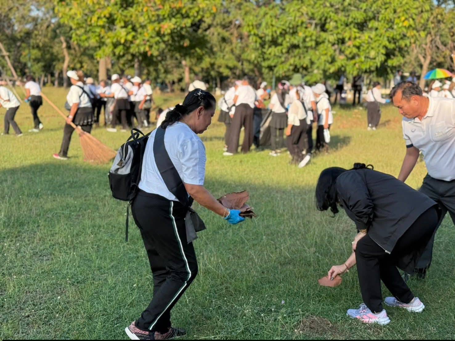 title - ศพส. ร่วมกิจกรรมถวายความอาลัยแด่พระพันปีหลวง “มิ่งขวัญคู่แผ่นดิน”  ณ ศูนย์ส่งเสริมและพัฒนาอาชีพเสริมนอกภาคการเกษตร (ศูนย์ศิลปาชีพ บางไทรฯ (เดิม)) 
