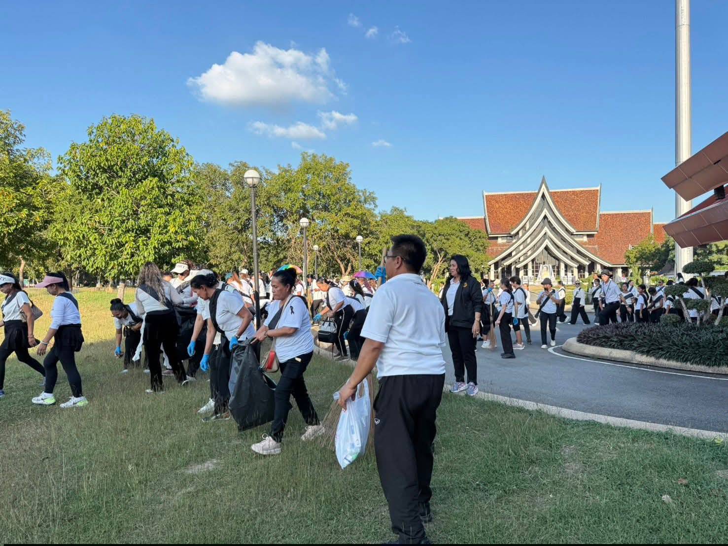 title - ศพส. ร่วมกิจกรรมถวายความอาลัยแด่พระพันปีหลวง “มิ่งขวัญคู่แผ่นดิน”  ณ ศูนย์ส่งเสริมและพัฒนาอาชีพเสริมนอกภาคการเกษตร (ศูนย์ศิลปาชีพ บางไทรฯ (เดิม)) 