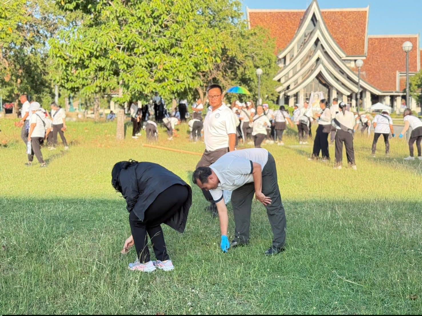 title - ศพส. ร่วมกิจกรรมถวายความอาลัยแด่พระพันปีหลวง “มิ่งขวัญคู่แผ่นดิน”  ณ ศูนย์ส่งเสริมและพัฒนาอาชีพเสริมนอกภาคการเกษตร (ศูนย์ศิลปาชีพ บางไทรฯ (เดิม)) 