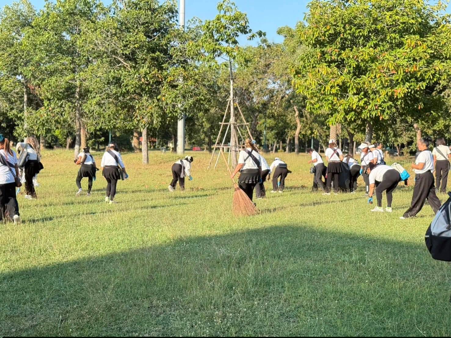 title - ศพส. ร่วมกิจกรรมถวายความอาลัยแด่พระพันปีหลวง “มิ่งขวัญคู่แผ่นดิน”  ณ ศูนย์ส่งเสริมและพัฒนาอาชีพเสริมนอกภาคการเกษตร (ศูนย์ศิลปาชีพ บางไทรฯ (เดิม)) 