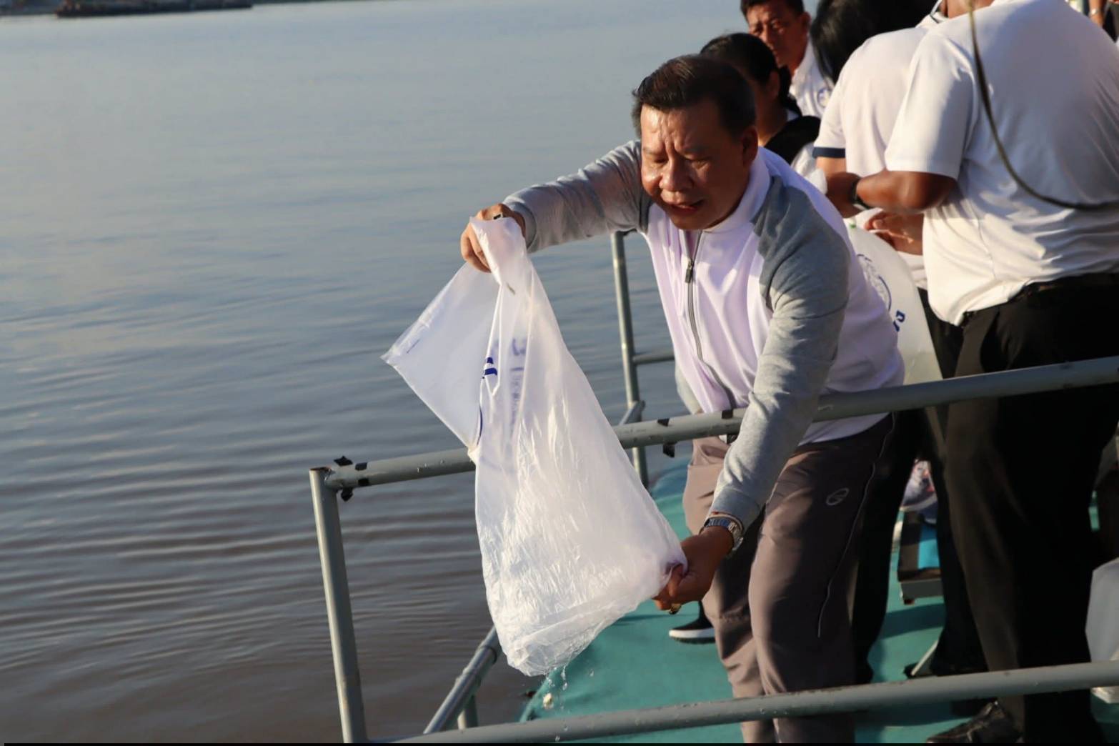 title - ศพส. ร่วมกิจกรรมถวายความอาลัยแด่พระพันปีหลวง “มิ่งขวัญคู่แผ่นดิน”  ณ ศูนย์ส่งเสริมและพัฒนาอาชีพเสริมนอกภาคการเกษตร (ศูนย์ศิลปาชีพ บางไทรฯ (เดิม)) 