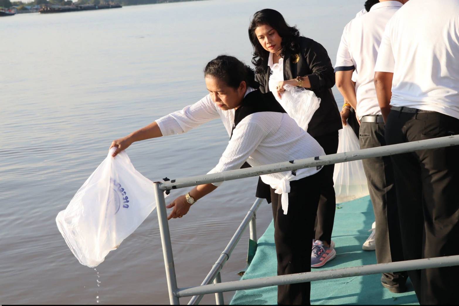 title - ศพส. ร่วมกิจกรรมถวายความอาลัยแด่พระพันปีหลวง “มิ่งขวัญคู่แผ่นดิน”  ณ ศูนย์ส่งเสริมและพัฒนาอาชีพเสริมนอกภาคการเกษตร (ศูนย์ศิลปาชีพ บางไทรฯ (เดิม)) 