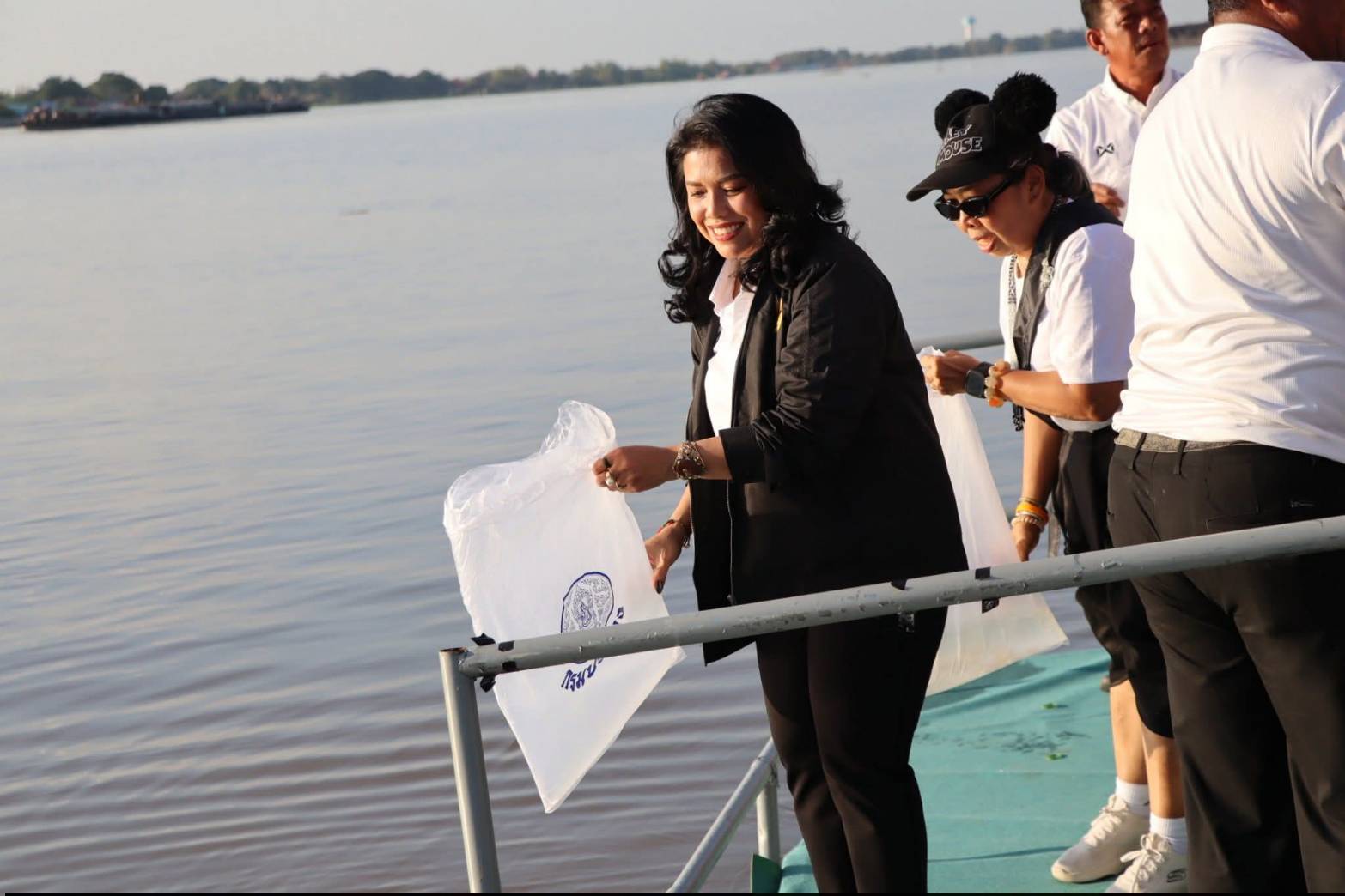 title - ศพส. ร่วมกิจกรรมถวายความอาลัยแด่พระพันปีหลวง “มิ่งขวัญคู่แผ่นดิน”  ณ ศูนย์ส่งเสริมและพัฒนาอาชีพเสริมนอกภาคการเกษตร (ศูนย์ศิลปาชีพ บางไทรฯ (เดิม)) 