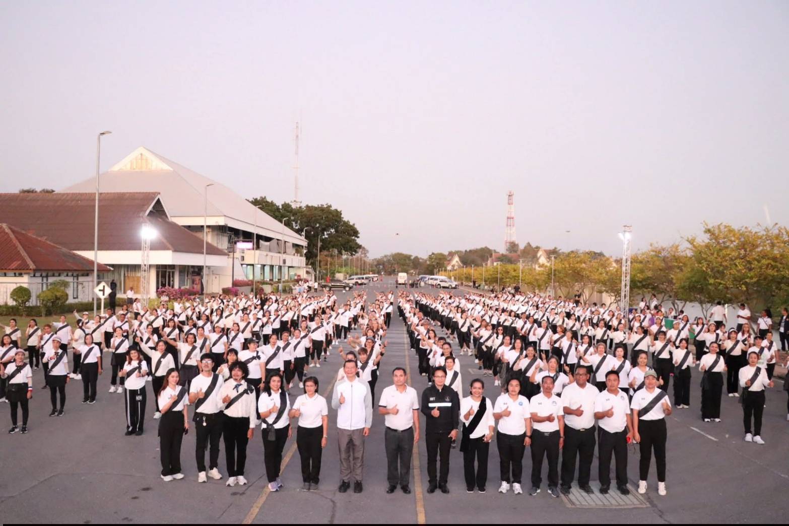 title - ศพส. ร่วมกิจกรรมถวายความอาลัยแด่พระพันปีหลวง “มิ่งขวัญคู่แผ่นดิน”  ณ ศูนย์ส่งเสริมและพัฒนาอาชีพเสริมนอกภาคการเกษตร (ศูนย์ศิลปาชีพ บางไทรฯ (เดิม)) 