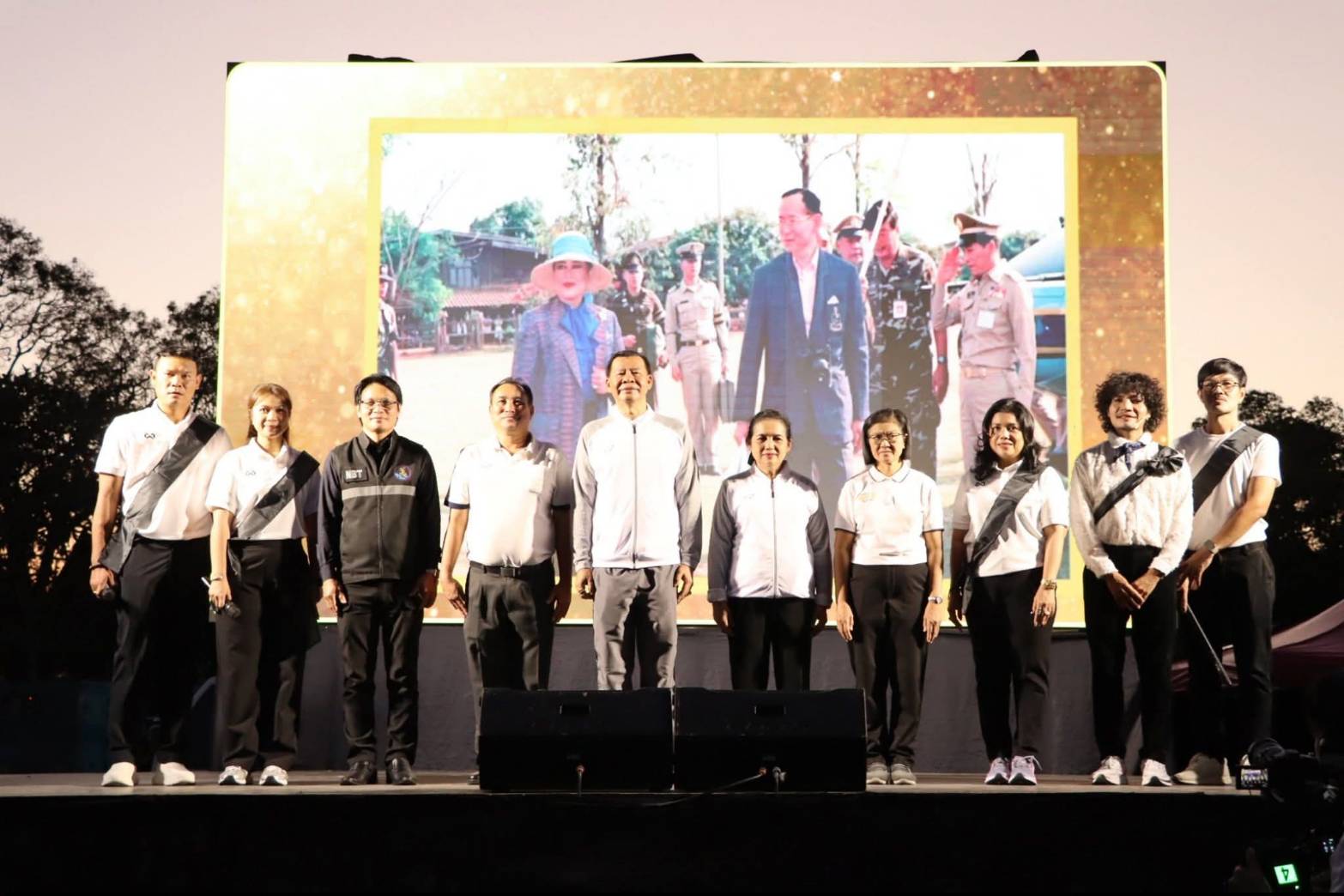 title - ศพส. ร่วมกิจกรรมถวายความอาลัยแด่พระพันปีหลวง “มิ่งขวัญคู่แผ่นดิน”  ณ ศูนย์ส่งเสริมและพัฒนาอาชีพเสริมนอกภาคการเกษตร (ศูนย์ศิลปาชีพ บางไทรฯ (เดิม)) 