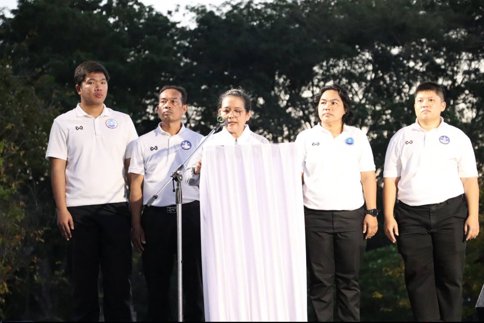 title - ศพส. ร่วมกิจกรรมถวายความอาลัยแด่พระพันปีหลวง “มิ่งขวัญคู่แผ่นดิน”  ณ ศูนย์ส่งเสริมและพัฒนาอาชีพเสริมนอกภาคการเกษตร (ศูนย์ศิลปาชีพ บางไทรฯ (เดิม)) 