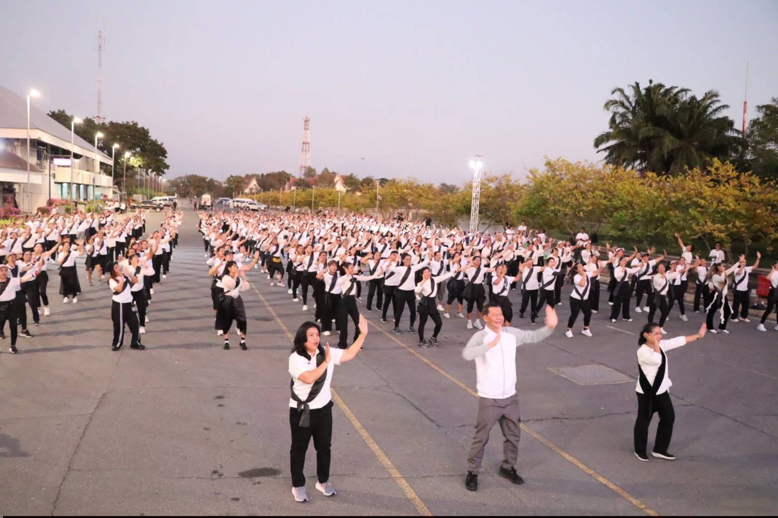 title - ศพส. ร่วมกิจกรรมถวายความอาลัยแด่พระพันปีหลวง “มิ่งขวัญคู่แผ่นดิน”  ณ ศูนย์ส่งเสริมและพัฒนาอาชีพเสริมนอกภาคการเกษตร (ศูนย์ศิลปาชีพ บางไทรฯ (เดิม)) 