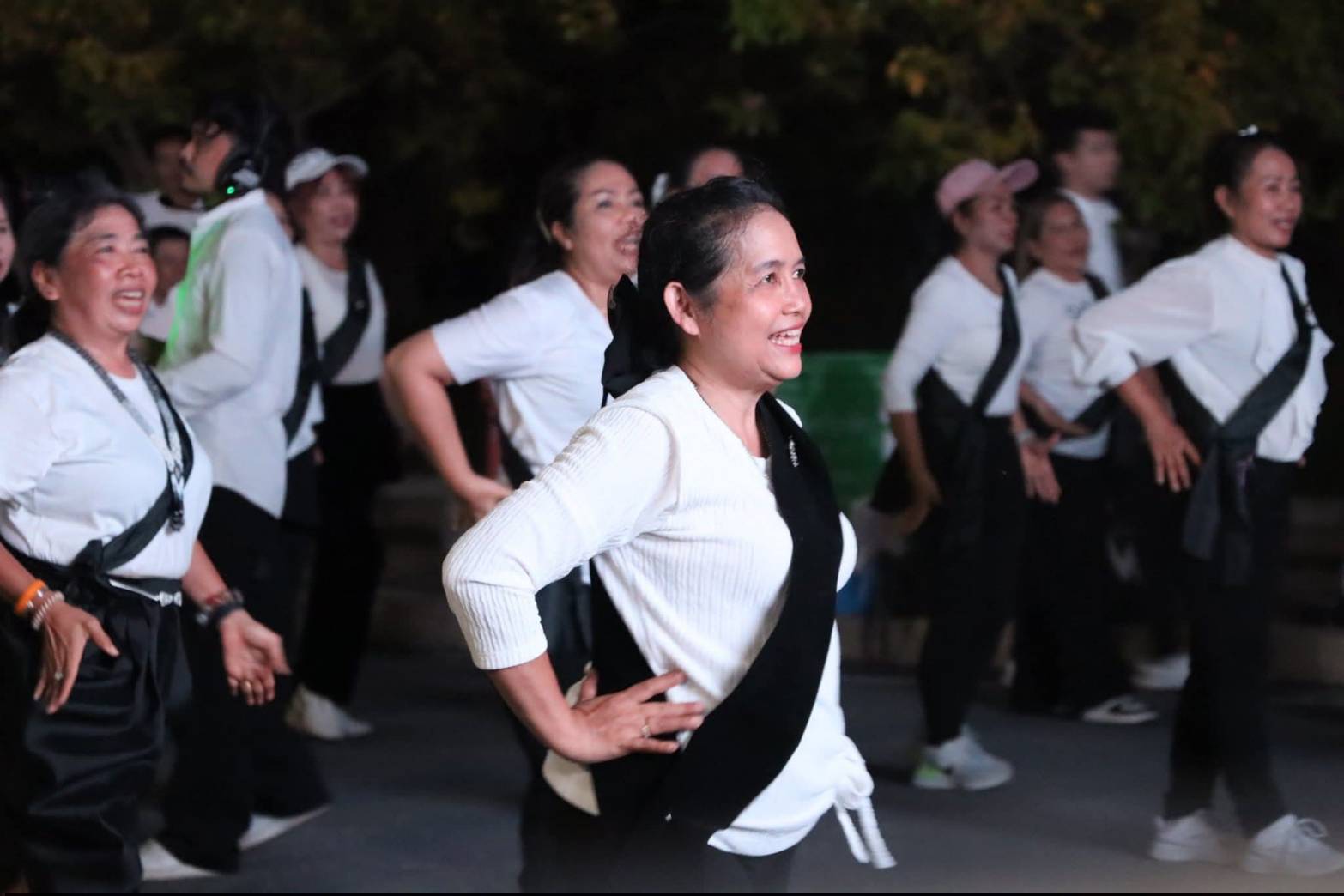 title - ศพส. ร่วมกิจกรรมถวายความอาลัยแด่พระพันปีหลวง “มิ่งขวัญคู่แผ่นดิน”  ณ ศูนย์ส่งเสริมและพัฒนาอาชีพเสริมนอกภาคการเกษตร (ศูนย์ศิลปาชีพ บางไทรฯ (เดิม)) 