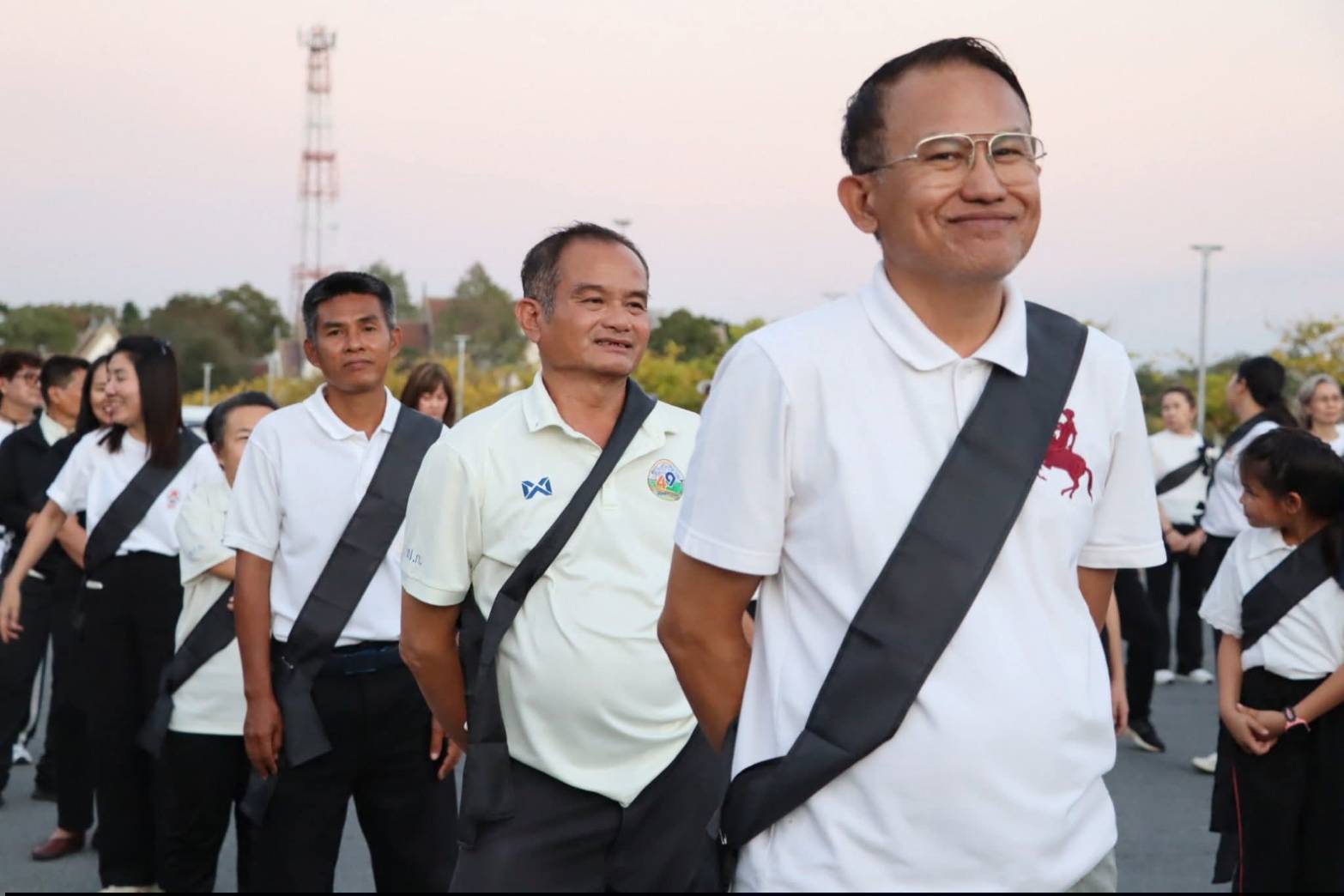title - ศพส. ร่วมกิจกรรมถวายความอาลัยแด่พระพันปีหลวง “มิ่งขวัญคู่แผ่นดิน”  ณ ศูนย์ส่งเสริมและพัฒนาอาชีพเสริมนอกภาคการเกษตร (ศูนย์ศิลปาชีพ บางไทรฯ (เดิม)) 