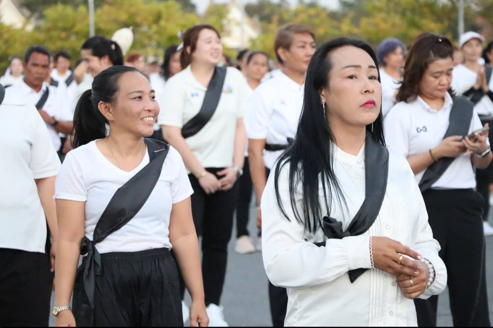 title - ศพส. ร่วมกิจกรรมถวายความอาลัยแด่พระพันปีหลวง “มิ่งขวัญคู่แผ่นดิน”  ณ ศูนย์ส่งเสริมและพัฒนาอาชีพเสริมนอกภาคการเกษตร (ศูนย์ศิลปาชีพ บางไทรฯ (เดิม)) 