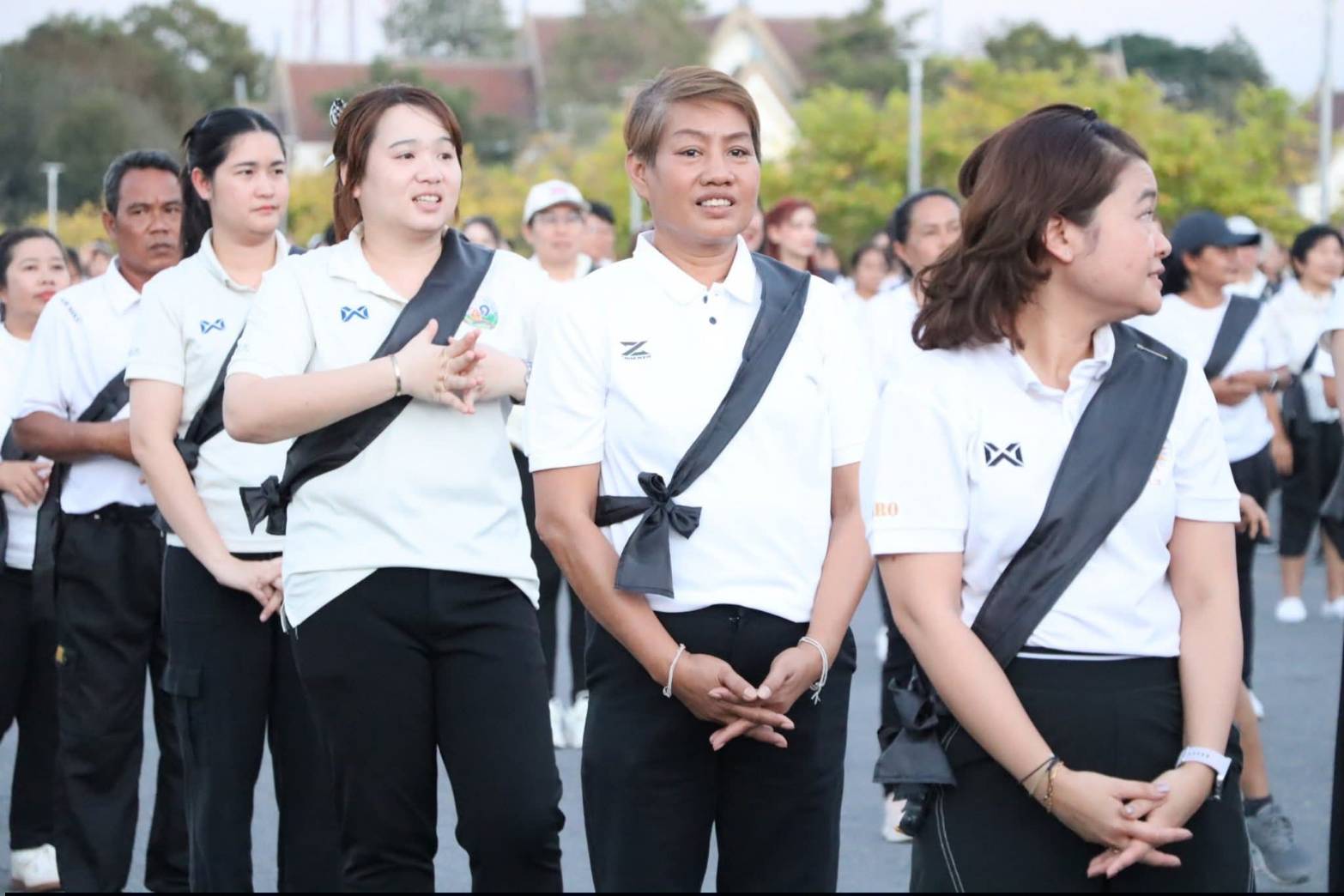 title - ศพส. ร่วมกิจกรรมถวายความอาลัยแด่พระพันปีหลวง “มิ่งขวัญคู่แผ่นดิน”  ณ ศูนย์ส่งเสริมและพัฒนาอาชีพเสริมนอกภาคการเกษตร (ศูนย์ศิลปาชีพ บางไทรฯ (เดิม)) 