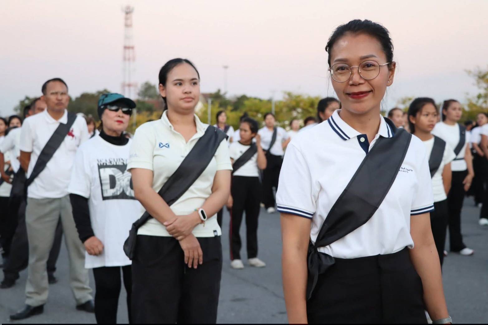 title - ศพส. ร่วมกิจกรรมถวายความอาลัยแด่พระพันปีหลวง “มิ่งขวัญคู่แผ่นดิน”  ณ ศูนย์ส่งเสริมและพัฒนาอาชีพเสริมนอกภาคการเกษตร (ศูนย์ศิลปาชีพ บางไทรฯ (เดิม)) 