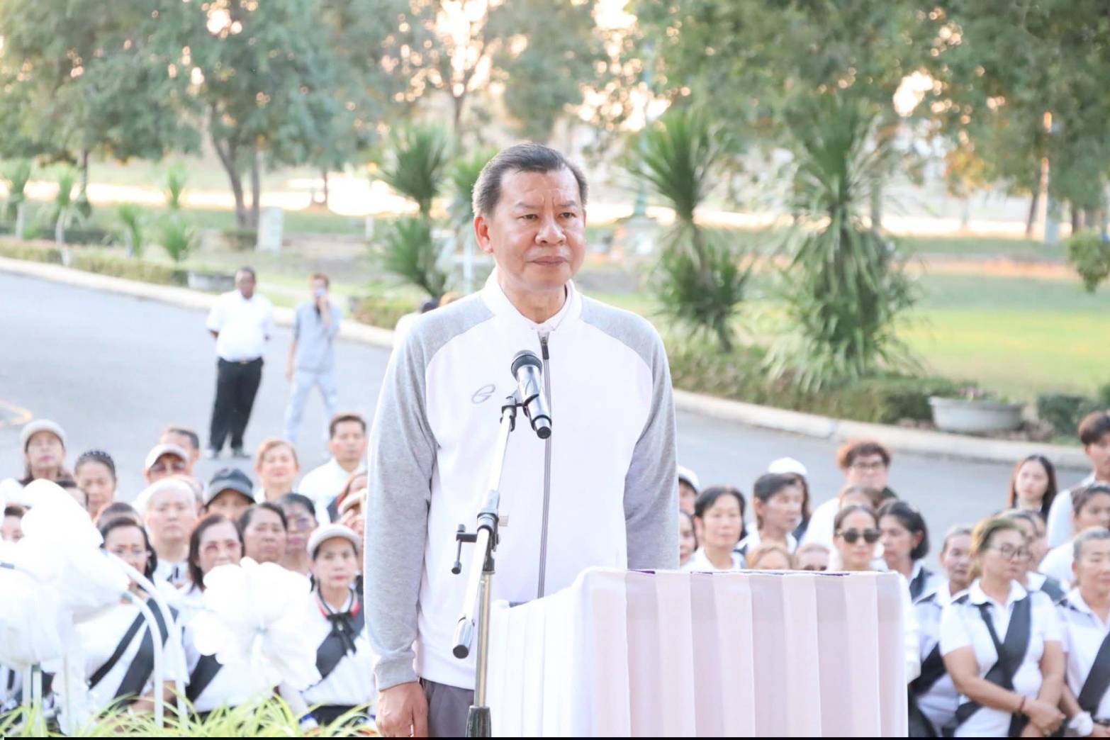 title - ศพส. ร่วมกิจกรรมถวายความอาลัยแด่พระพันปีหลวง “มิ่งขวัญคู่แผ่นดิน”  ณ ศูนย์ส่งเสริมและพัฒนาอาชีพเสริมนอกภาคการเกษตร (ศูนย์ศิลปาชีพ บางไทรฯ (เดิม)) 