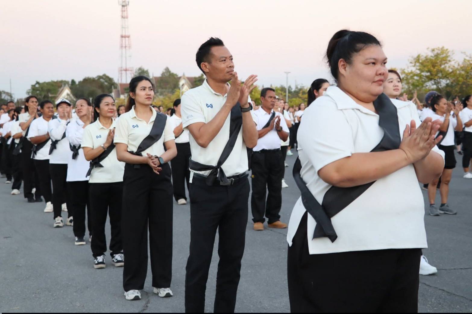 title - ศพส. ร่วมกิจกรรมถวายความอาลัยแด่พระพันปีหลวง “มิ่งขวัญคู่แผ่นดิน”  ณ ศูนย์ส่งเสริมและพัฒนาอาชีพเสริมนอกภาคการเกษตร (ศูนย์ศิลปาชีพ บางไทรฯ (เดิม)) 