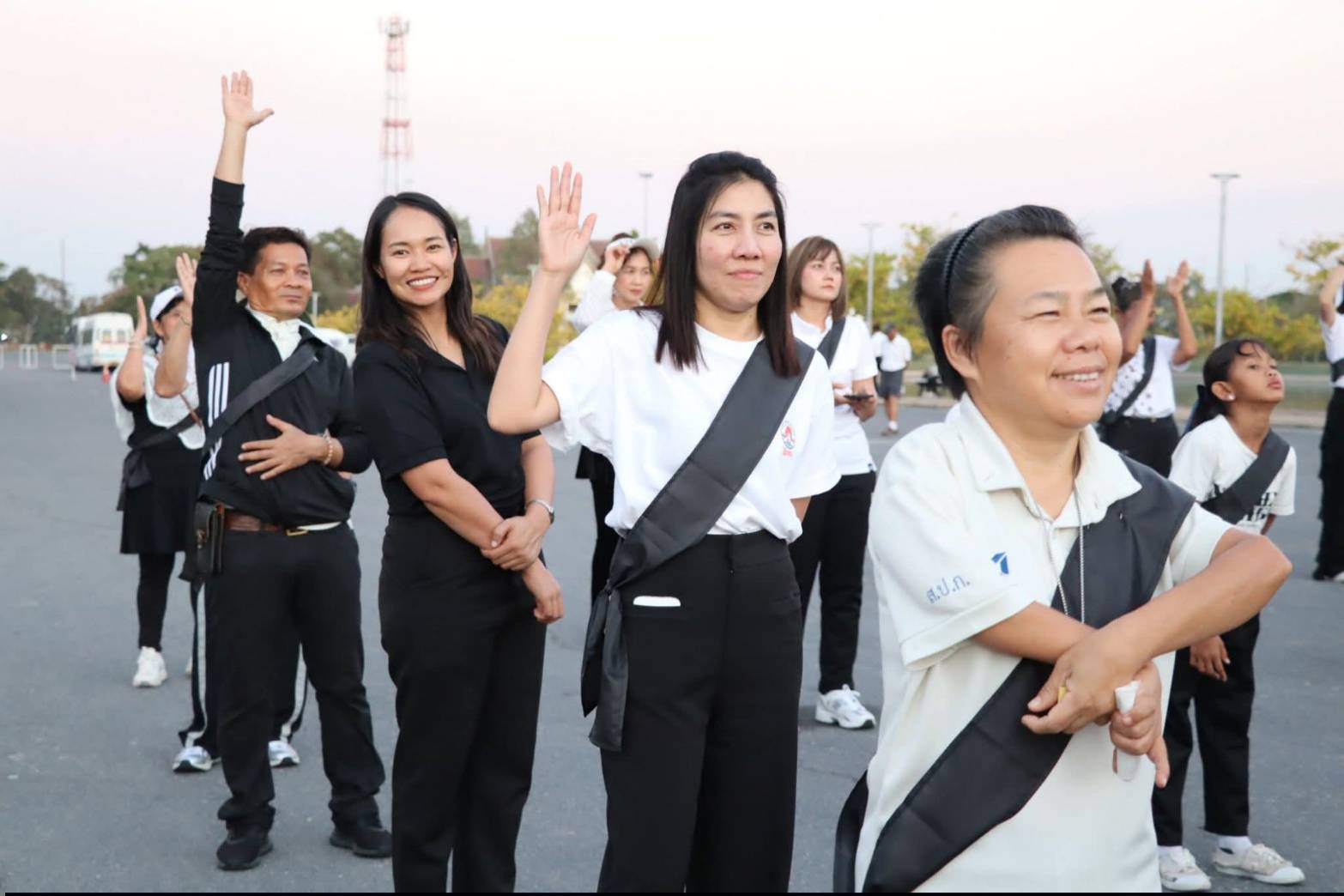 title - ศพส. ร่วมกิจกรรมถวายความอาลัยแด่พระพันปีหลวง “มิ่งขวัญคู่แผ่นดิน”  ณ ศูนย์ส่งเสริมและพัฒนาอาชีพเสริมนอกภาคการเกษตร (ศูนย์ศิลปาชีพ บางไทรฯ (เดิม)) 