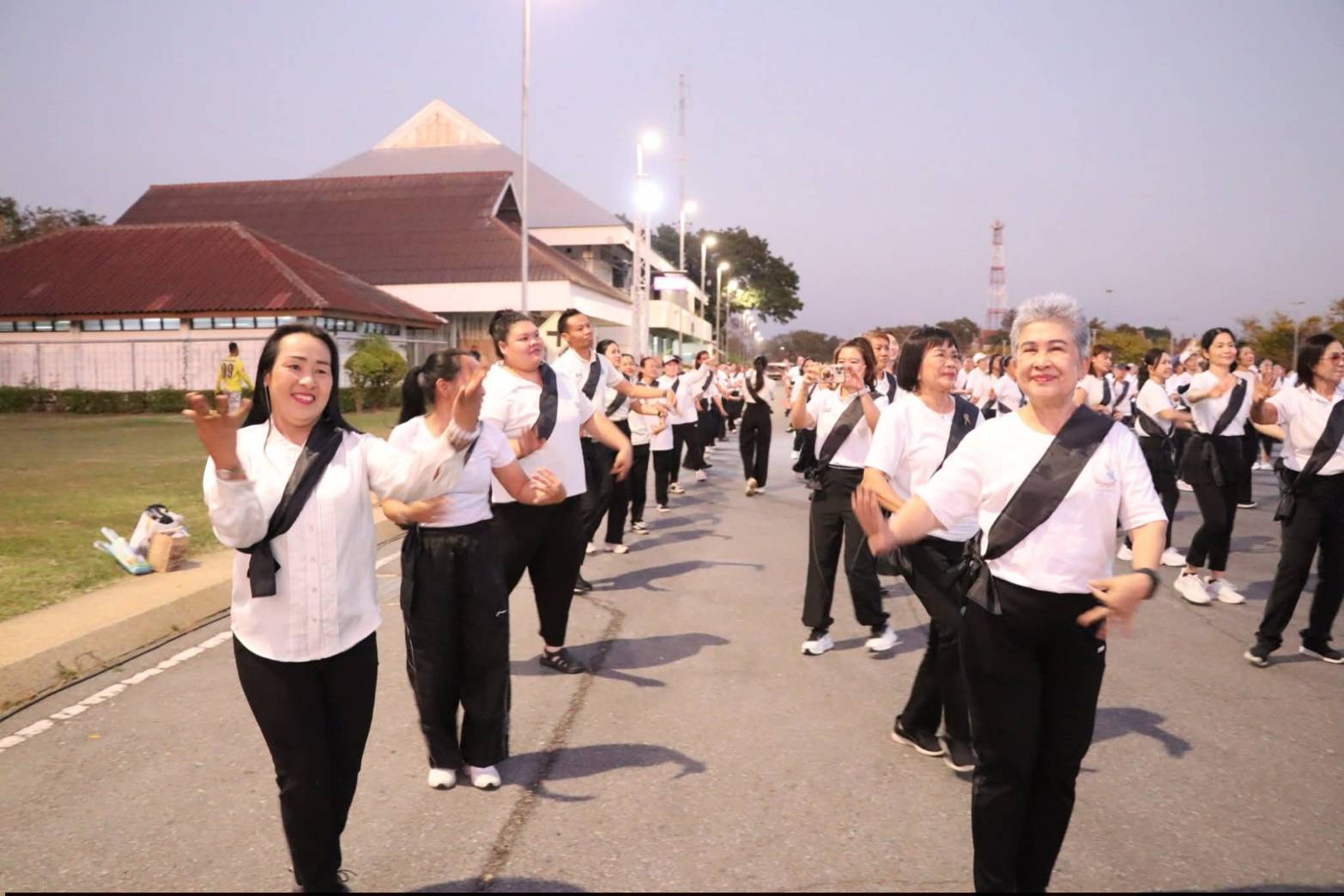 title - ศพส. ร่วมกิจกรรมถวายความอาลัยแด่พระพันปีหลวง “มิ่งขวัญคู่แผ่นดิน”  ณ ศูนย์ส่งเสริมและพัฒนาอาชีพเสริมนอกภาคการเกษตร (ศูนย์ศิลปาชีพ บางไทรฯ (เดิม)) 