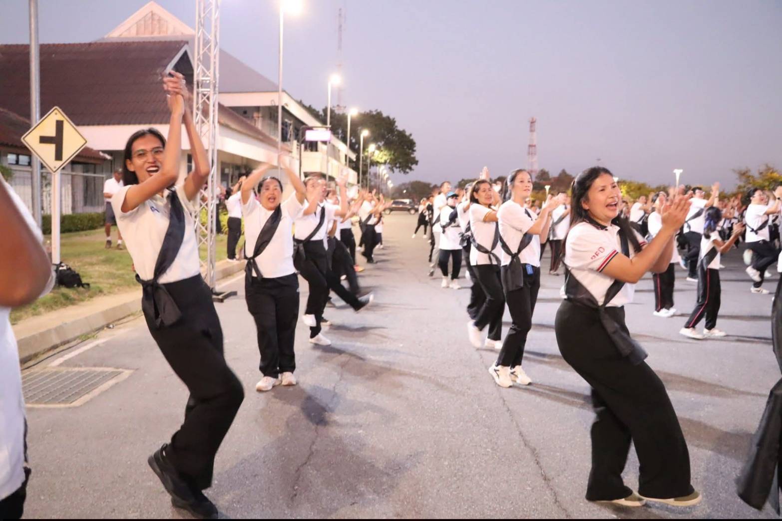 title - ศพส. ร่วมกิจกรรมถวายความอาลัยแด่พระพันปีหลวง “มิ่งขวัญคู่แผ่นดิน”  ณ ศูนย์ส่งเสริมและพัฒนาอาชีพเสริมนอกภาคการเกษตร (ศูนย์ศิลปาชีพ บางไทรฯ (เดิม)) 