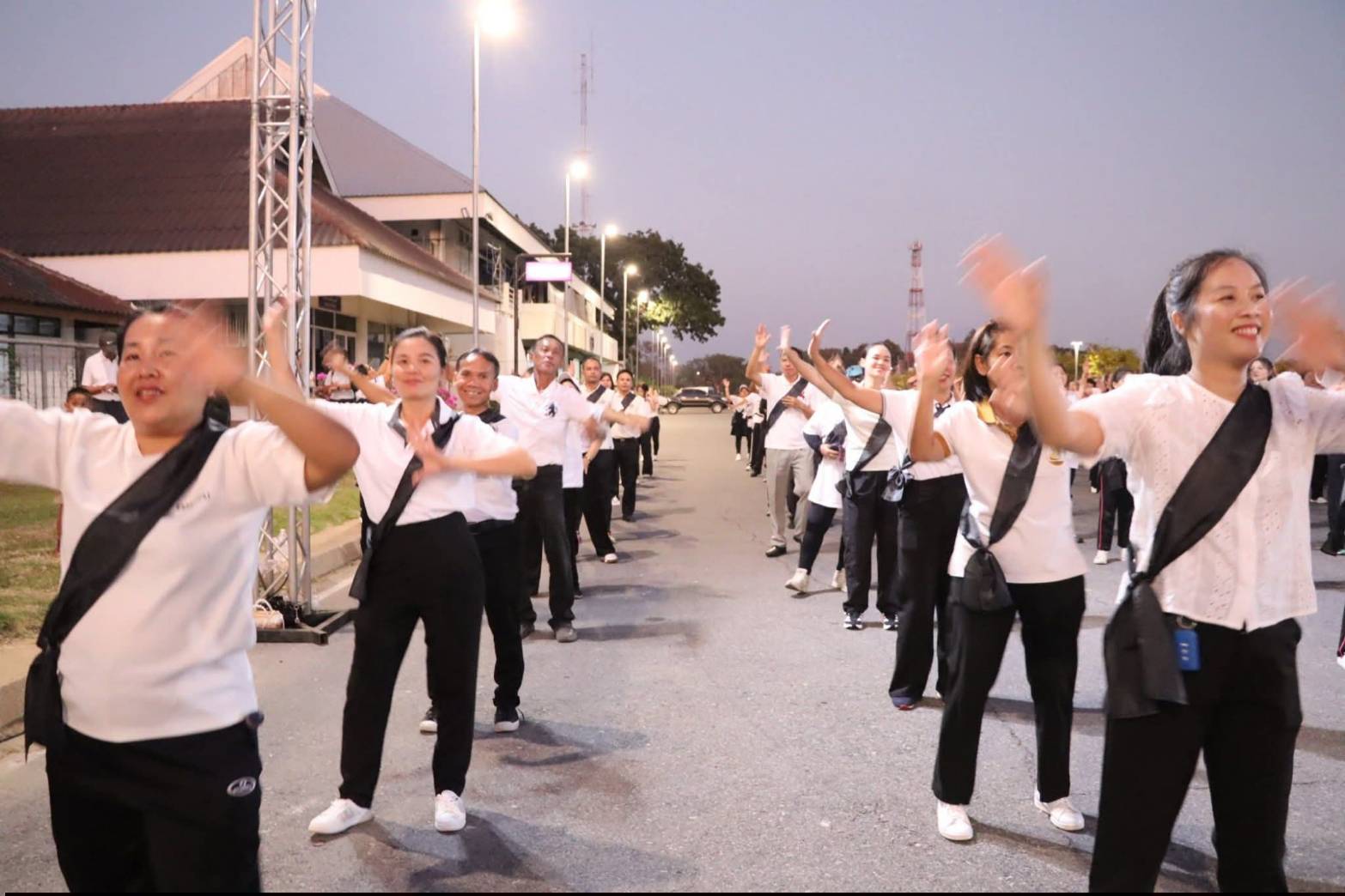 title - ศพส. ร่วมกิจกรรมถวายความอาลัยแด่พระพันปีหลวง “มิ่งขวัญคู่แผ่นดิน”  ณ ศูนย์ส่งเสริมและพัฒนาอาชีพเสริมนอกภาคการเกษตร (ศูนย์ศิลปาชีพ บางไทรฯ (เดิม)) 