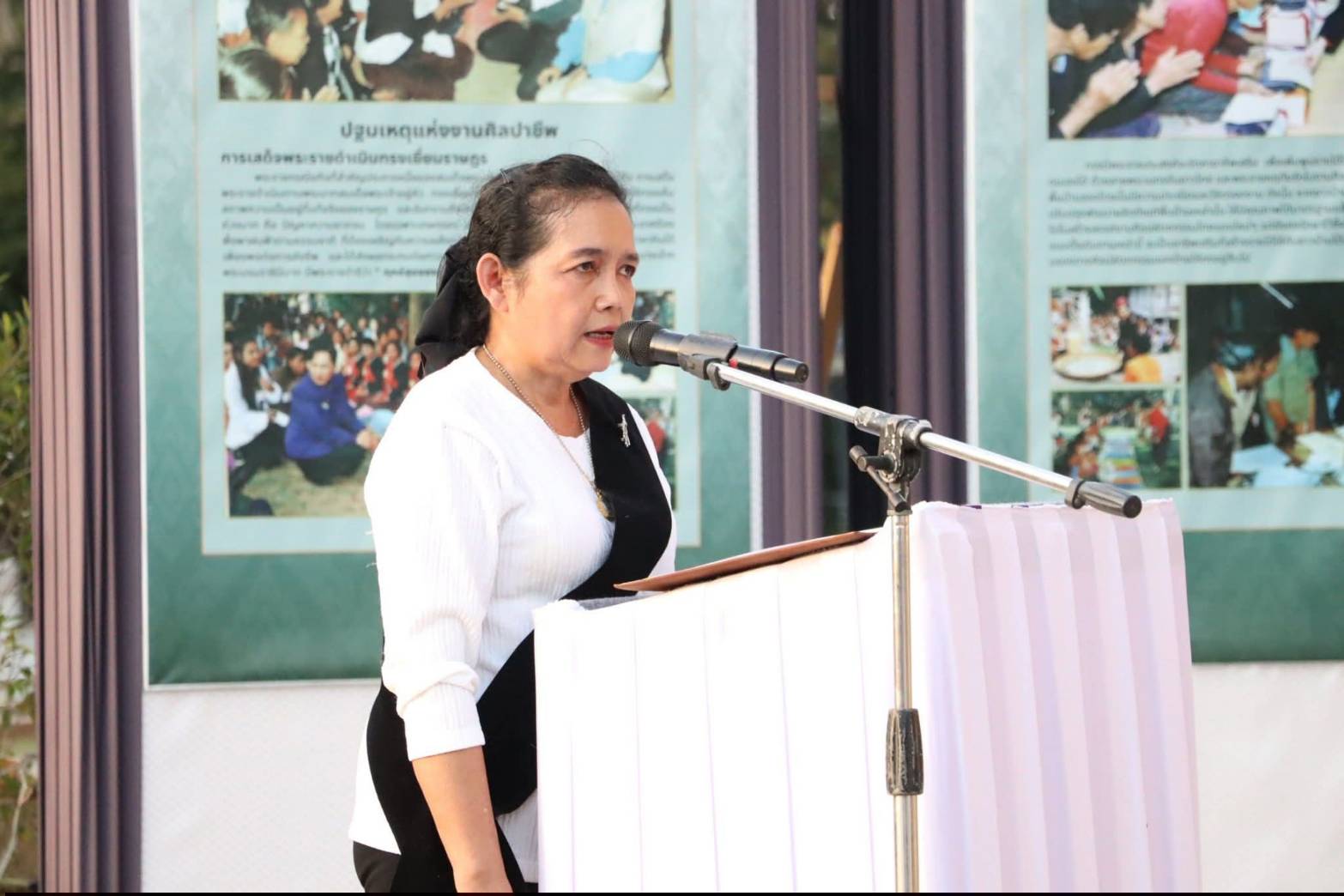 title - ศพส. ร่วมกิจกรรมถวายความอาลัยแด่พระพันปีหลวง “มิ่งขวัญคู่แผ่นดิน”  ณ ศูนย์ส่งเสริมและพัฒนาอาชีพเสริมนอกภาคการเกษตร (ศูนย์ศิลปาชีพ บางไทรฯ (เดิม)) 