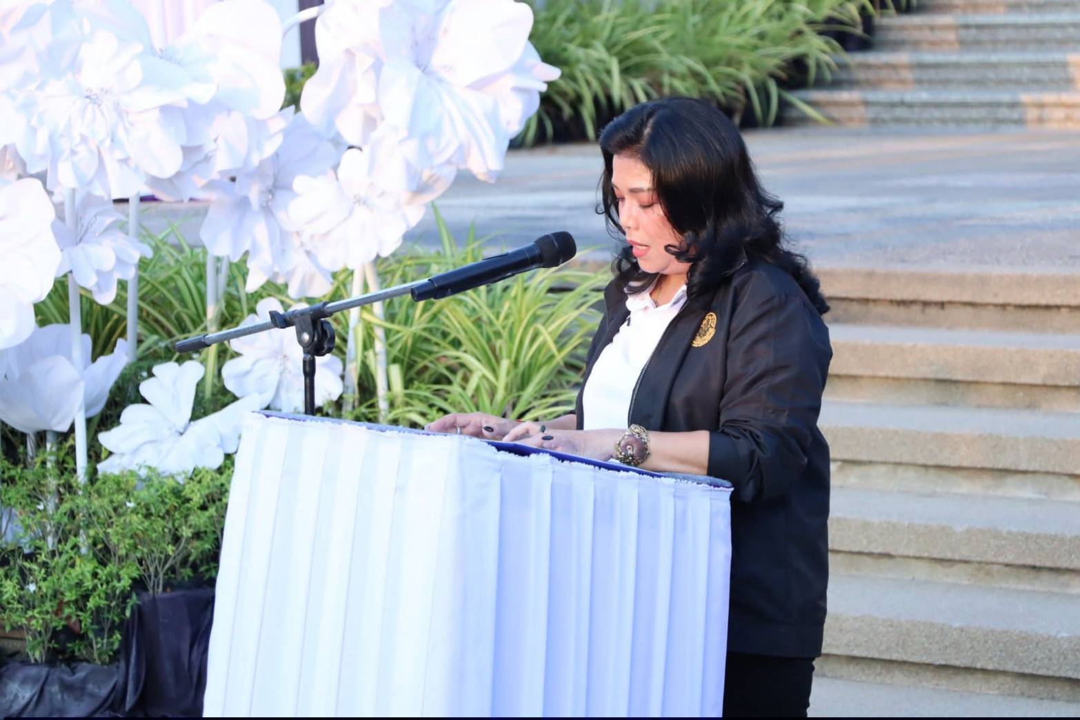 title - ศพส. ร่วมกิจกรรมถวายความอาลัยแด่พระพันปีหลวง “มิ่งขวัญคู่แผ่นดิน”  ณ ศูนย์ส่งเสริมและพัฒนาอาชีพเสริมนอกภาคการเกษตร (ศูนย์ศิลปาชีพ บางไทรฯ (เดิม)) 