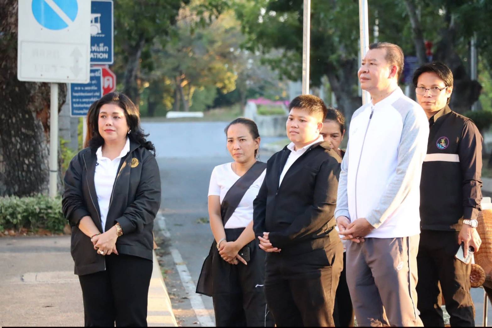 title - ศพส. ร่วมกิจกรรมถวายความอาลัยแด่พระพันปีหลวง “มิ่งขวัญคู่แผ่นดิน”  ณ ศูนย์ส่งเสริมและพัฒนาอาชีพเสริมนอกภาคการเกษตร (ศูนย์ศิลปาชีพ บางไทรฯ (เดิม)) 