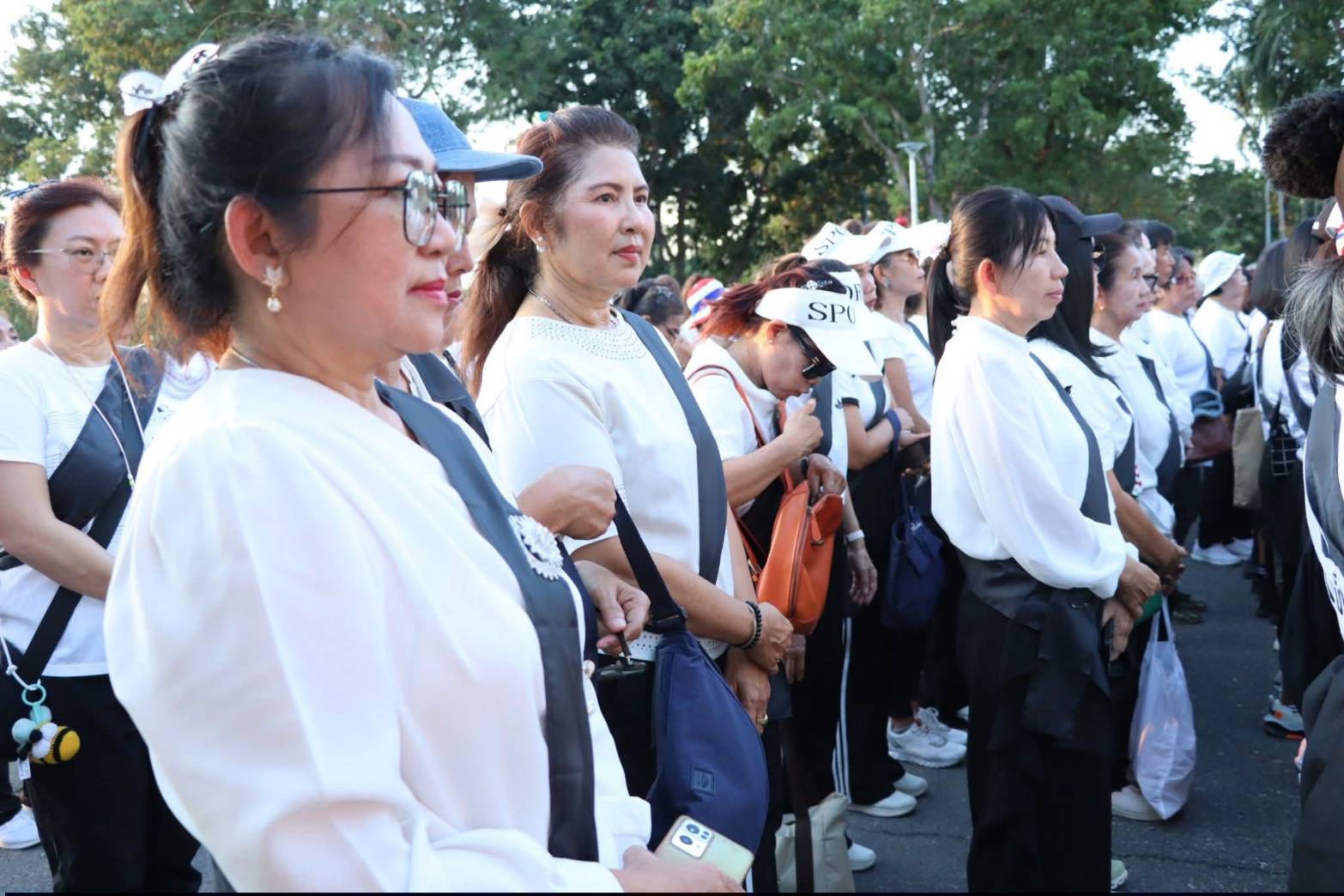 title - ศพส. ร่วมกิจกรรมถวายความอาลัยแด่พระพันปีหลวง “มิ่งขวัญคู่แผ่นดิน”  ณ ศูนย์ส่งเสริมและพัฒนาอาชีพเสริมนอกภาคการเกษตร (ศูนย์ศิลปาชีพ บางไทรฯ (เดิม)) 