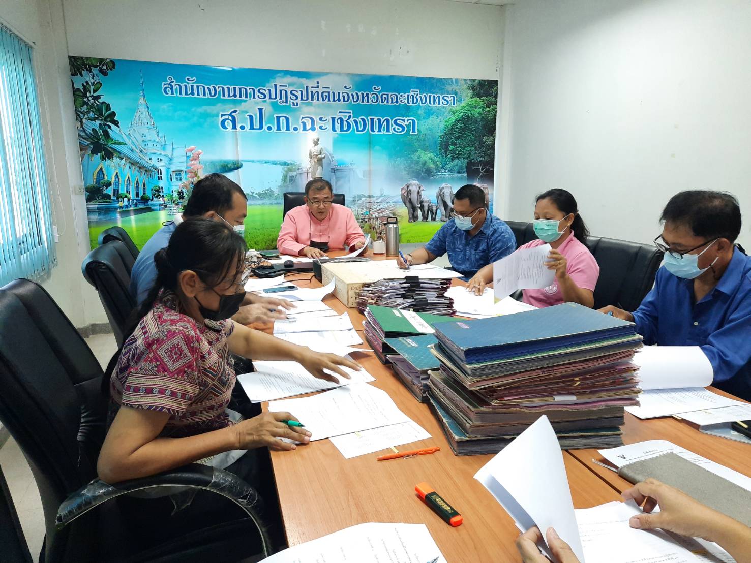 สำนักงานการปฏิรูปที่ดินจังหวัดฉะเชิงเทรา ประชุมคณะทำงานติดตามตรวจสอบขอบเขตที่ดินพระราชทาน ครั้งที่ 1/2565