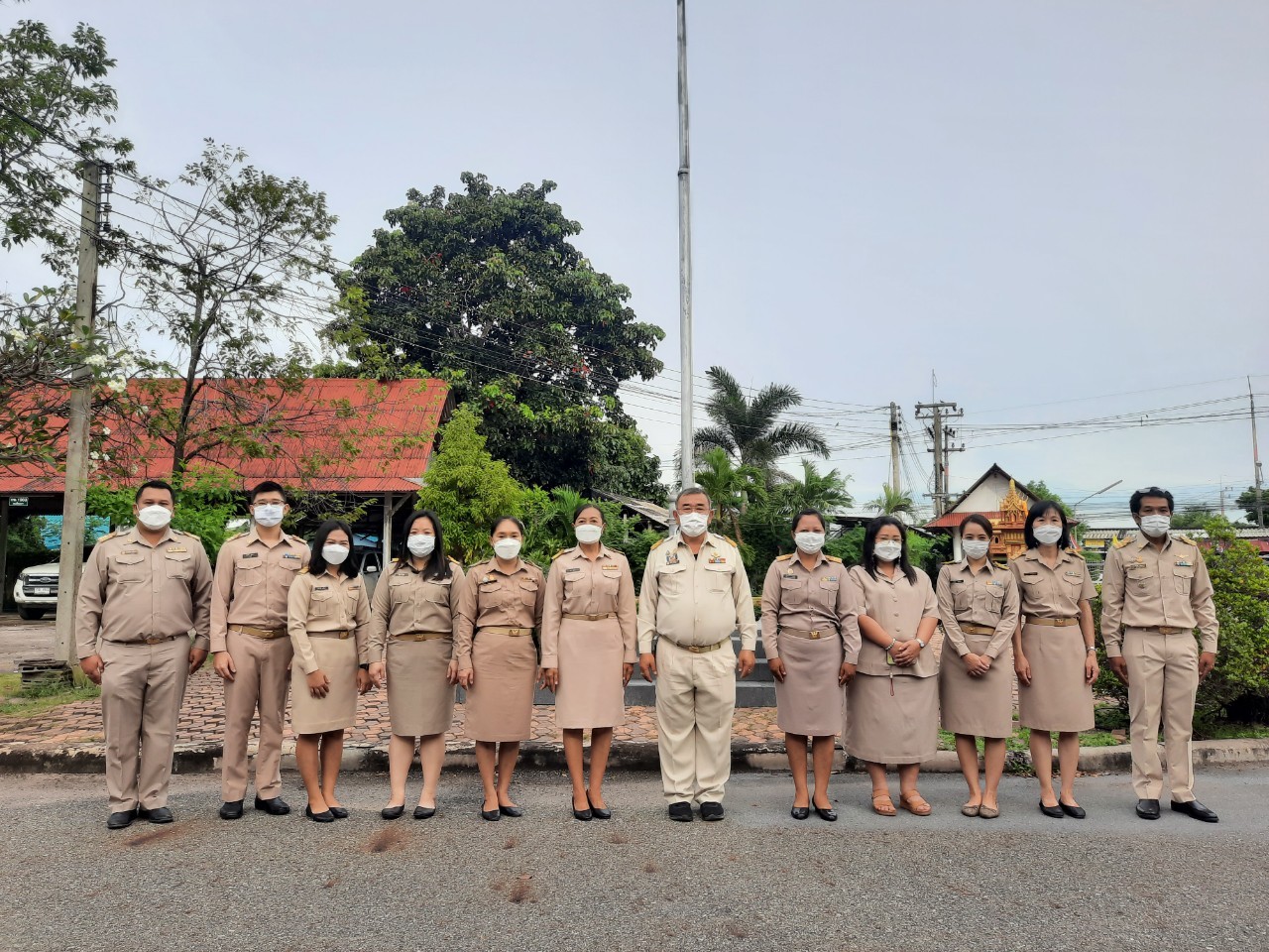 ส.ป.ก.ฉะเชิงเทรา พร้อมใจกันยืนตรงเคารพธงชาติ เนื่องในวันพระราชทานธงชาติไทย