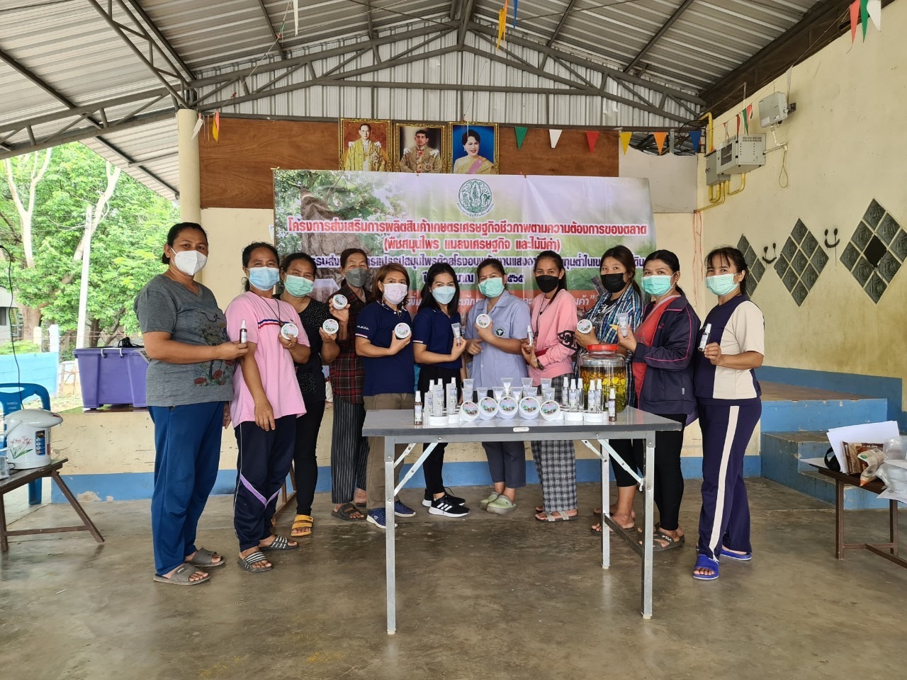 สำนักงานการปฏิรูปที่ดินจังหวัดฉะเชิงเทรา ดำเนินโครงการส่งเสริมการผลิตสินค้าเกษตรเศรษฐกิจชีวภาพตามความต้องการของตลาด (พืชสมุนไพร แมลงเศรษฐกิจ และไม้มีค่า) กิจกรรมส่งเสริมการแปรรูปสมุนไพรด้วยโรงอบพลังงานแสงอาทิตย์ต้นทุนต่ำในเขตปฏิรูปที่ดินปีงบประมาณ พ.ศ. 2565 “หลักสูตรการเพิ่มมูลค่าผลิตภัณฑ์สมุนไพรและมาตรฐานสินค้า”