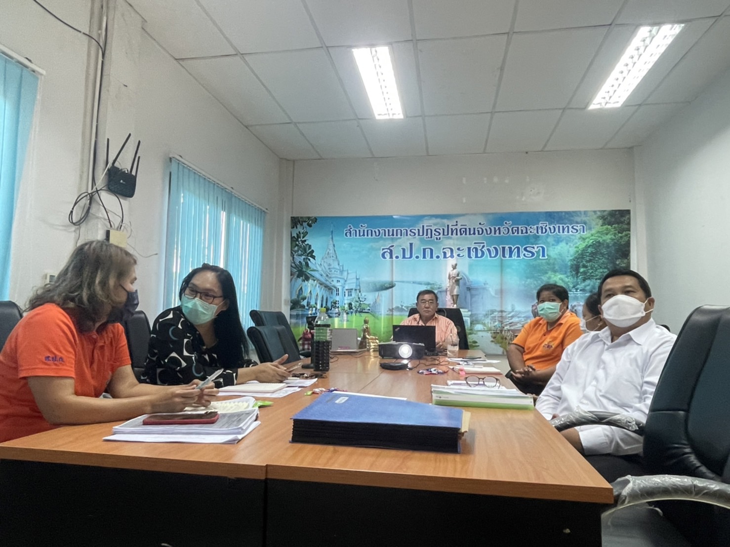 ส.ป.ก.ฉะเชิงเทรา เข้าร่วมประชุมคณะอนุกรรมการศึกษาและกำหนดแนวทางแก้ไขปัญหาการอนุญาตให้ใช้ที่ดินเพื่อกิจการสนับสนุนหรือเกี่ยวเนื่องกับการปฏิรูปที่ดินเพื่อเกษตรกรรม ผ่านระบบ Zoom meeting