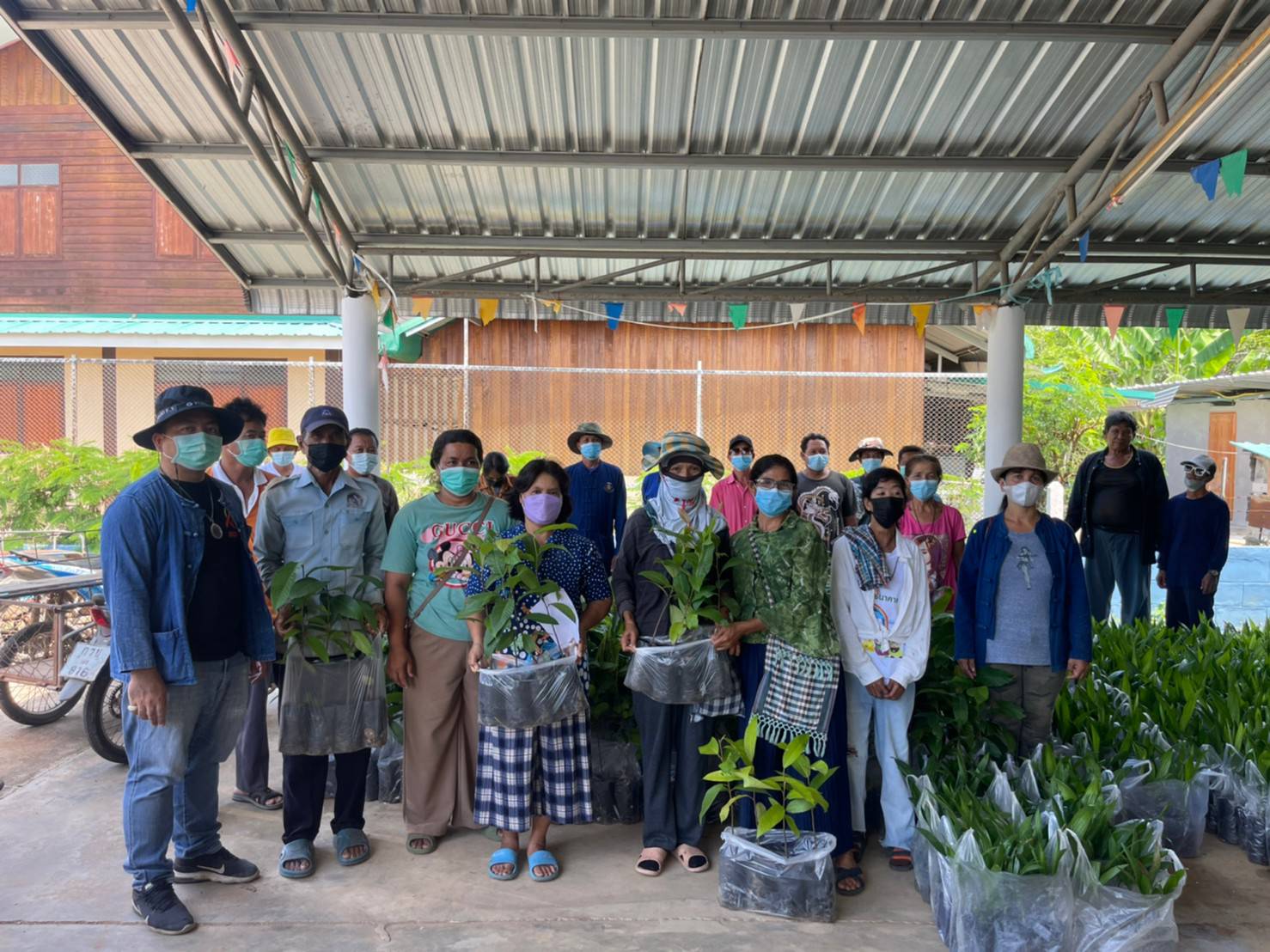 สำนักงานการปฏิรูปที่ดินจังหวัดฉะเชิงเทรา ดำเนินการส่งมอบ พันธุ์ไม้ให้แก่เกษตรกรตามโครงการส่งเสริมระบบวนเกษตรในเขตปฏิรูปที่ดิน ปีงบประมาณ 2565