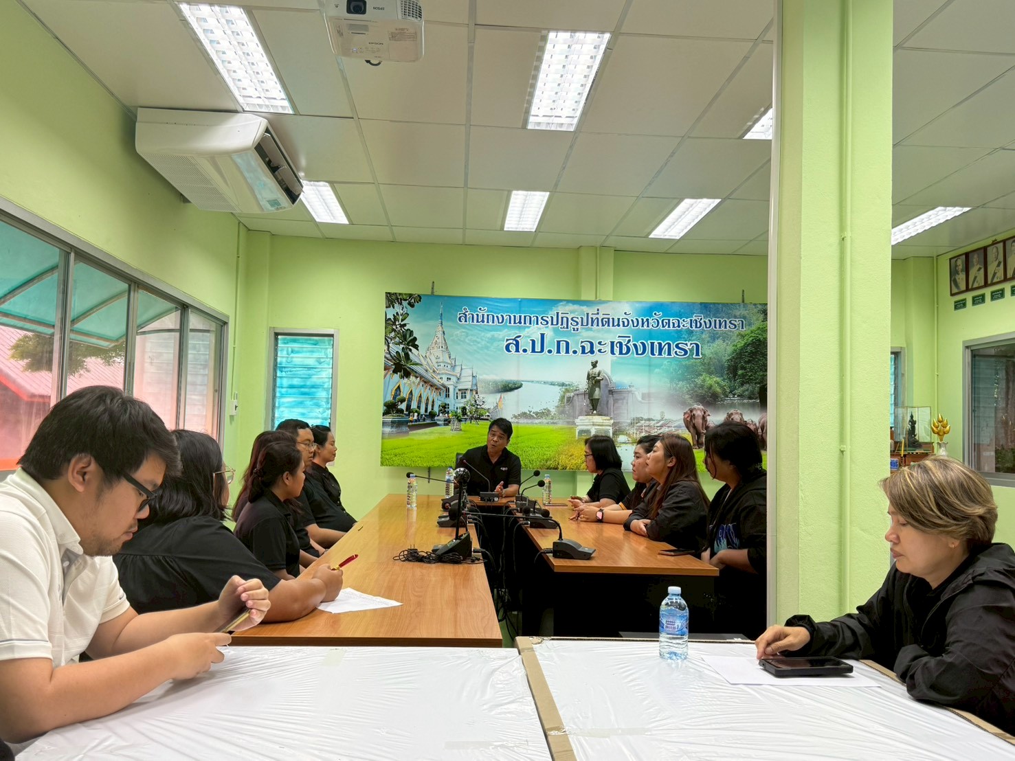 title - ส.ป.ก.ฉะเชิงเทรา ประชุมเสริมสร้างความรู้ความเข้าใจในการปลุกจิตสำนึก หรือสร้างวัฒนธรรมไม่รับของขวัญและของกํานัลทุกชนิดจากการปฏิบัติหน้าที่ No Gift Policy
