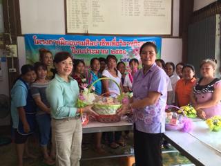 โครงการฝึกอบรมศิลปาชีพเพื่อวิสาหกิจชุมชน ปีงบประมาณ 2558 หลักสูตร การจัดกระเช้าสินค้า  