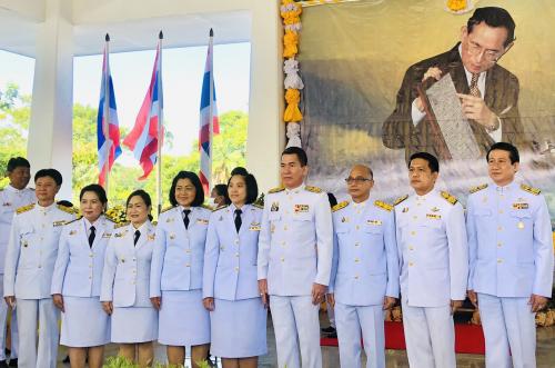 สำนักงานการปฏิรูปที่ดินจังหวัดฉะเชิงเทรา เข้าร่วมพิธีถวายสักการะวางพานพุ่มดอกไม้สด